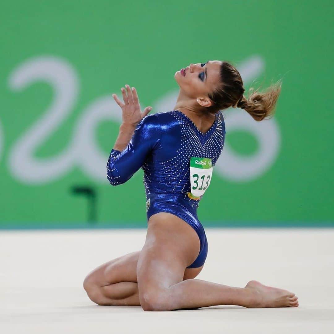 ジャジ・バルボサのインスタグラム：「Happy Olympic day  #Rio2016 #miss #gymnastics #chalkgirl 🇧🇷」