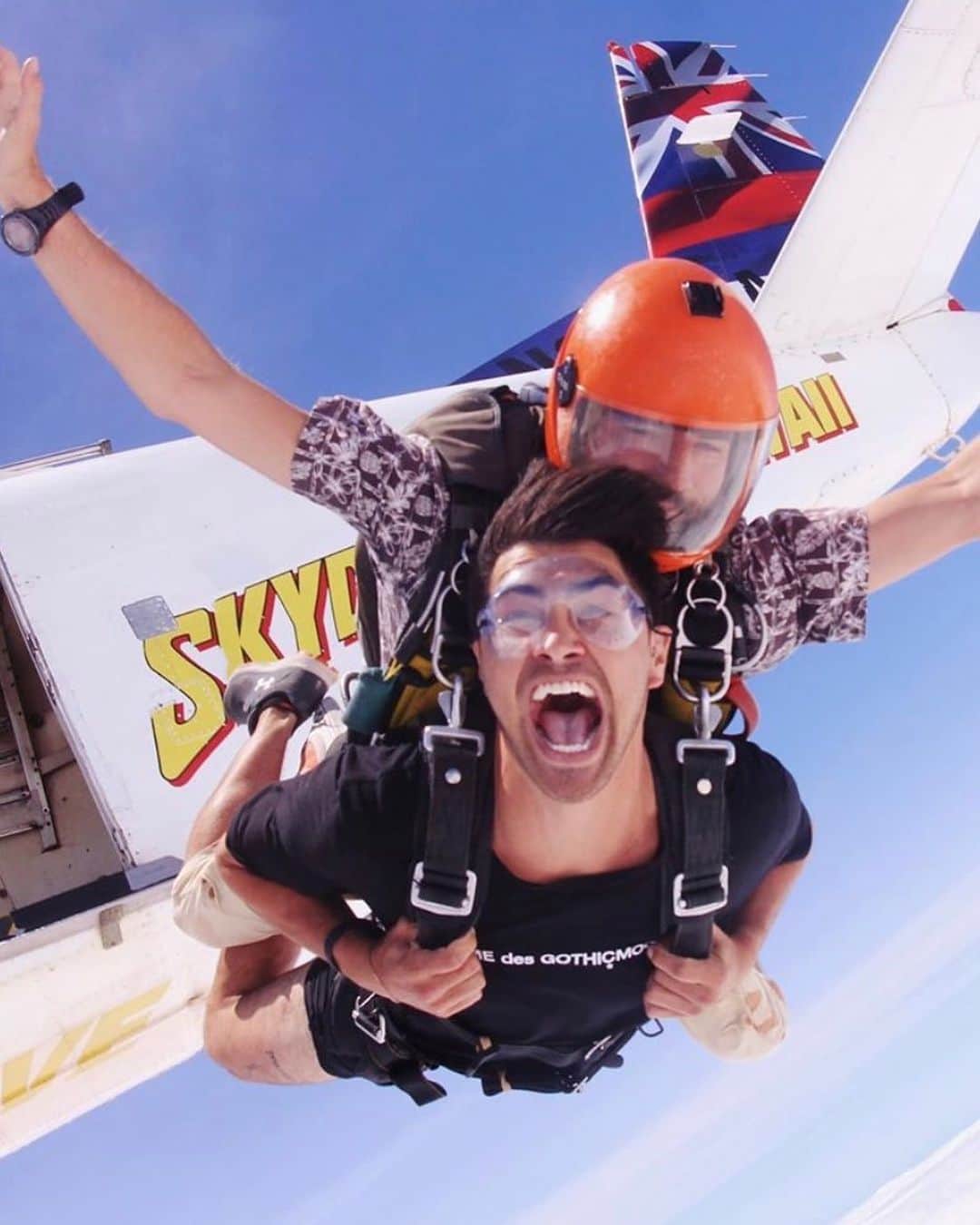 YouTubeさんのインスタグラム写真 - (YouTubeInstagram)「Be fearless today! Just like @todderic_ going skydiving ✈️」6月24日 1時04分 - youtube