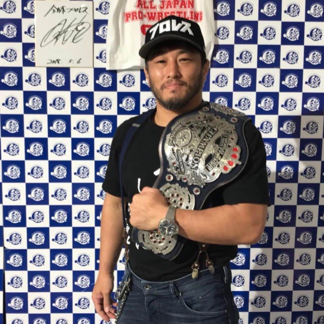 GOSAMARUのインスタグラム：「長文ですがお付き合いください。  遅くなってしまいたが昨日は御来場、ご観戦ありがとうございます。 そして、青木先輩への紙テープや10カウントありがとうございます。 先輩も喜んでくれてると思います。 そして、秋山社長、全日本プロレスさんにも感謝申し上げます。 ありがとうございます。  何から書いていいか分からないですが。 先輩との最初の出会いは僕が高校1年生の時にOBとして練習に来られたのが最初でした。 最初の印象はめちゃくちゃ目付きが悪くて怖そうな人というのが第一印象でした( 笑 ) 実際もそうですが( 笑 ) あんまり大きな声で言えないですが当時はＯＢの方たちが練習来られるのはホントにキツかったし怖かったし終わったって思ってました。 それぐらい東実の先輩方は怖かったです。 でも、青木先輩もそうですが他の先輩方も東実のレスリング部に誇りを持っておられましたし後輩思いですし凄く尊敬出来る先輩達です。 練習後には親身になって色々アドバイスくれたり色んな所作とかも教わりお話もして下さり感謝なんですよ。 高校も卒業して東洋大学のレスリングに入って、もう試合会場でしか会うことないかなと思ったら大間違いでした。 なんと大学の寮から自衛隊が近くて練習しに行ったらいるんですよ。 ビックリでしたよ！ それからも練習にしに行くたびにアドバイスをくれて嬉しかったんですよね。 んで、プロレスラーとしてデビューした時に僕は知らなかったんですが人伝てで聞いたのはチケットを買って僕のデビュー戦を見に来てくれてたんですよね。 そんな優しい先輩なんですよ。 いつだったか、ディファに試合を見に行った時にkagetoraと青木先輩と自分が会うことがあって3人で控え室の裏で話したのはいい思い出なんです。  そんなこんなで月日が流れて全日本プロレスさんが沖縄で大会がある時に久しぶりに会った時に挨拶に行ったら例の如く弄られるんですが、先輩が全日本プロレスさんの方に自分の後輩なんで宜しくお願いします。って言って一緒に挨拶してくれたのがホントに凄く嬉しかったです。  いつか、レスリングの練習帰りに皆でご飯食べながら話した事があるんです。 森先輩にリングアナやって頂いてkagetora、卍丸、自分、青木先輩の4人で東実レスリング部の4人でいつか試合しようって！ いつかっていつになるんですか！？ 昨日の10カウントほど辛いこと無かったです。 でも、辛いのは近くにいた全日本プロレスさんの皆さんであり、全日本プロレスさんのファンの方だと思います。 僕みたいな後輩ってだけでたまに会う僕とは違ってずっと側にいた人達の方が辛いはずなので。  だから落ち込むのはやめました。 絶対に先輩はそんなことしてる暇があるなら練習しろ！怪我を治せって言うとおもうので。 だから、前を向きます。 そして、先輩の技は僕は使いません。 それは先輩が長年やってきた事なので僕みたいのが簡単に使ってフィニッシュになるほど簡単なものではないから！ その代わり先輩が持ってた「東実魂」だけは僕とkagetoraと卍で引き継いでいきたいと思います。 後輩として。  青木先輩、こんなバカでどうしようもない僕を後輩というだけでたくさん気にかけてくれてありがとうございます。 僕、がんばりますから。  最後に皆さんに。 青木篤志という1人の人間、1人のプロレスラーがいたということを皆さん忘れないでください。 そして、心の中に留めて頂けたら嬉しいです。 お願いします。  #rd_pw #ajpw #青木篤志 #東京実業高校レスリング部 #プロレス #沖縄」