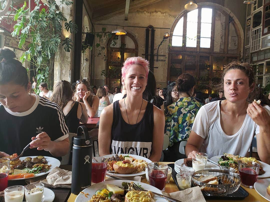 ソフィー・シュミットのインスタグラム：「Sunday Brunch ☀️ . . I want that guys shirt behind me! 😍 #Brunch #Paris #fifawwc #daretoshine #pixiecut #france #smile」