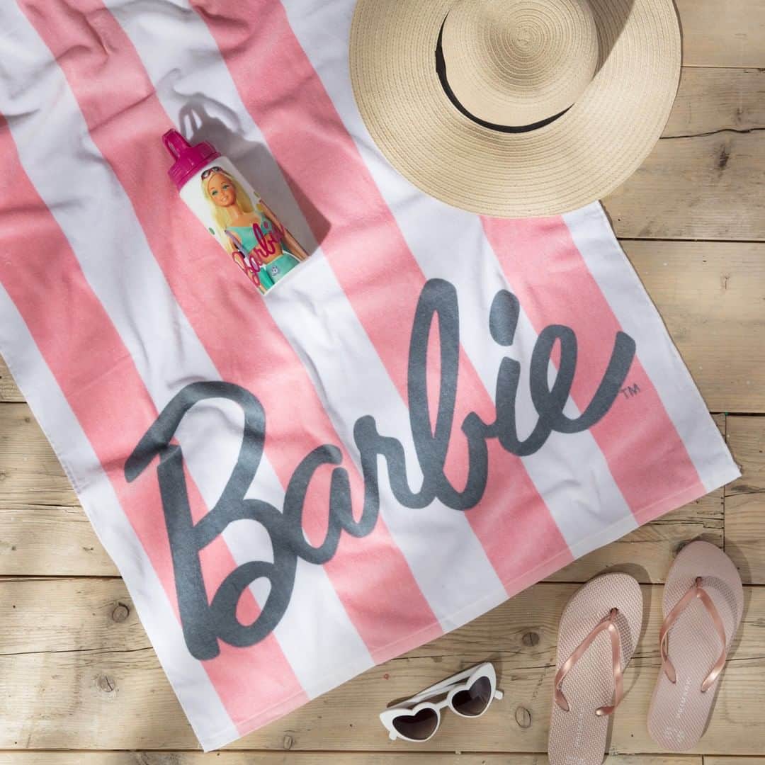 プリマークさんのインスタグラム写真 - (プリマークInstagram)「Beach days made even better with Barbie ☀️💖 Towel £8/€10, Bottle £7/€8 (Available in: 🇬🇧🇩🇪🇳🇱🇦🇹🇧🇪🇮🇪🇫🇷🇮🇹🇪🇸🇵🇹) #Primark #PrimarkHome #Barbie」6月24日 1時00分 - primark