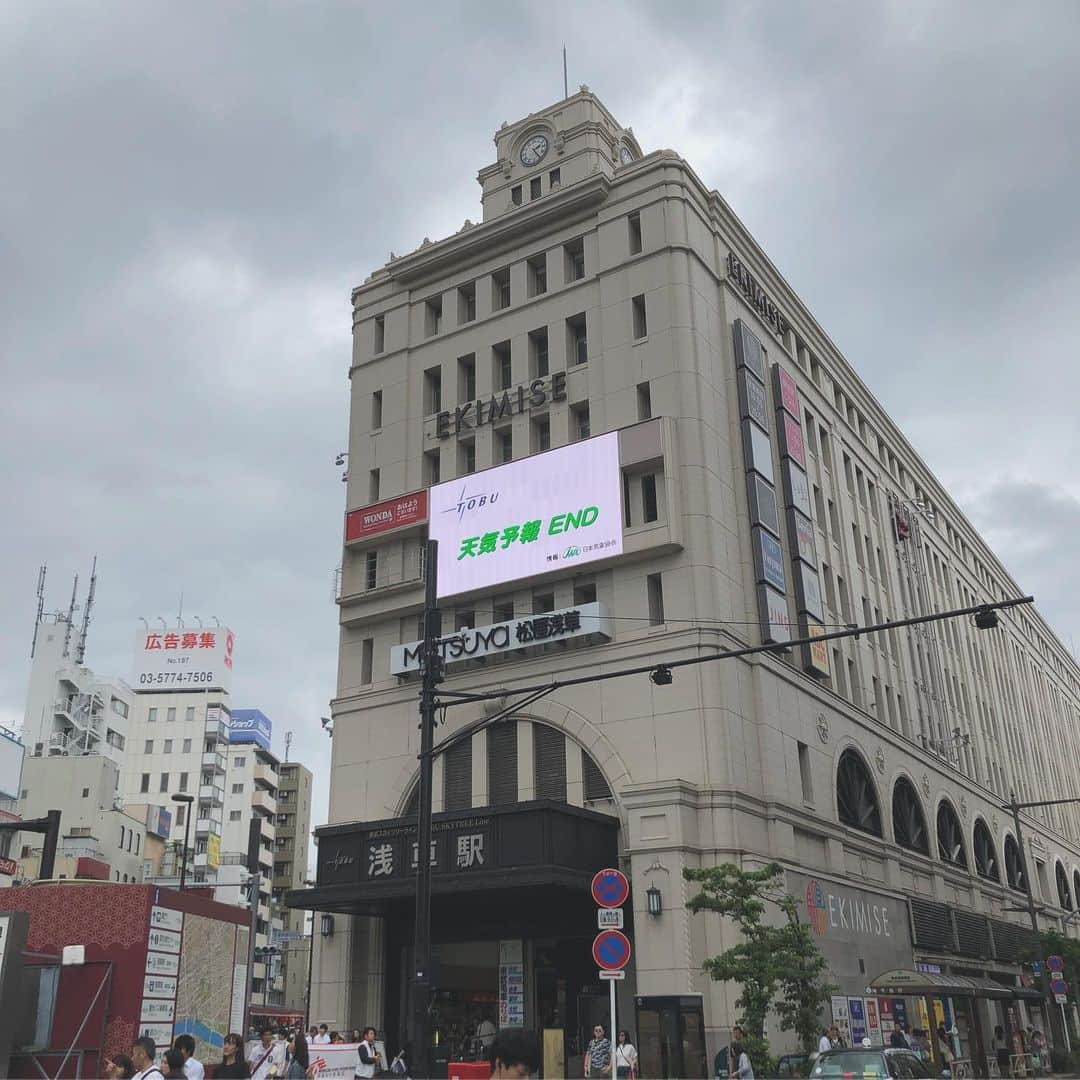 永井亜子さんのインスタグラム写真 - (永井亜子Instagram)「さらざんまい聖地巡礼🥒  夜の吾妻橋がとても良かったですねえ 川沿い歩いてるだけでアニメの映像が頭に浮かびました 二日酔いで朝からリバースしましたが無事に元気に一日を過ごした イクニ監督の作品は何周も見たくなりますね、  さらっとポーズで写真撮ってたら外人の女の子がアイラブさらざんまい！って話しかけてきて可愛かった  かっぱコロッケのお店休みだったしん  #さらざんまい #聖地巡礼」6月24日 1時00分 - ako_nagai