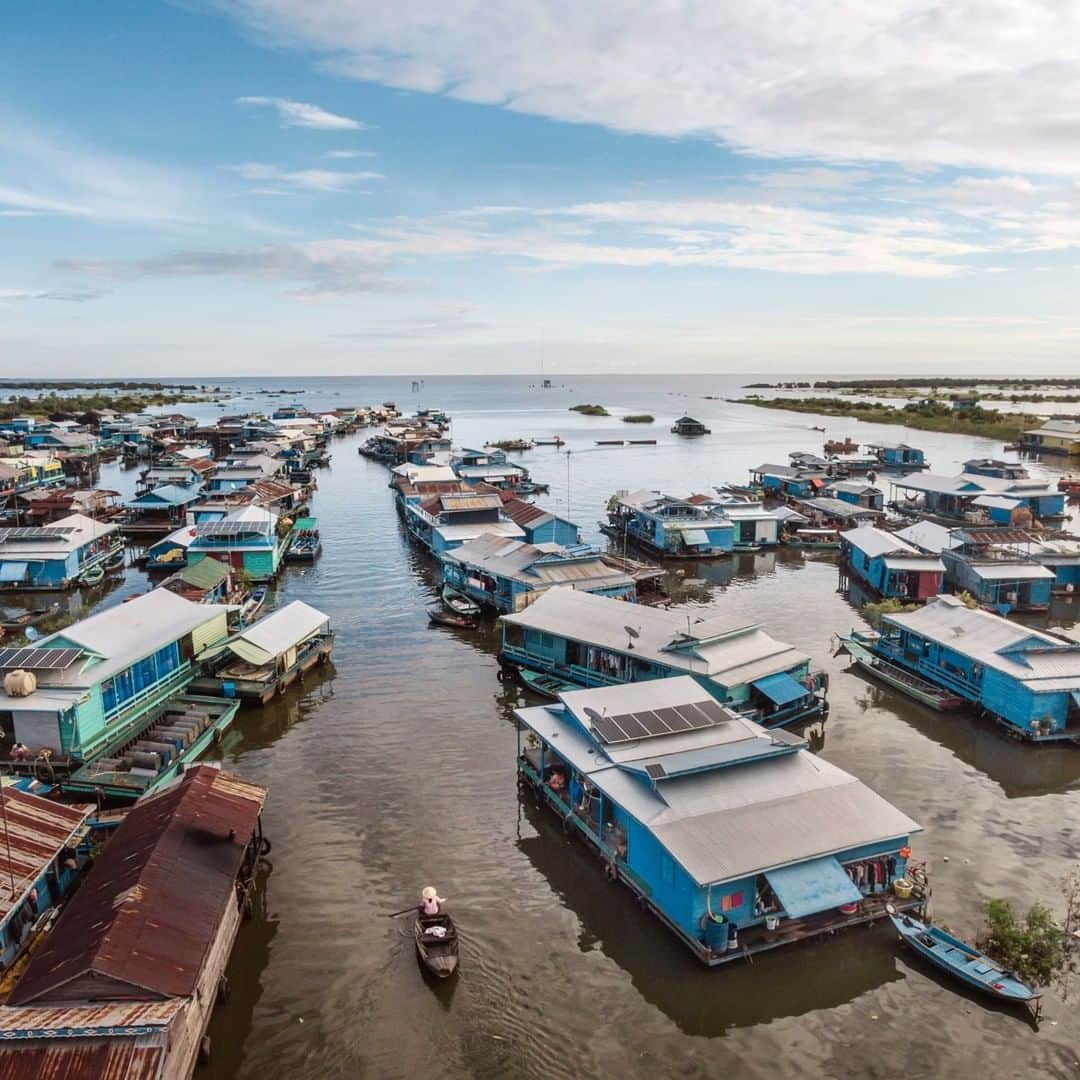National Geographic Travelさんのインスタグラム写真 - (National Geographic TravelInstagram)「Photo by @andrea_frazzetta | An aerial view of Kampong Luong, a group of floating villages on the southern shoreline of the Tonlé Sap Lake, Cambodia. The lake supports a massive freshwater ecosystem, which in turn supports the people who live around it in floating villages. Despite being built on the water, the floating villages operate similarly to villages on land. There are grocery stores, schools, barbers, and temples. To see more photos from my travels, follow me, @andrea_frazzetta. #cambodia #floatingvillage #asia」6月24日 1時01分 - natgeotravel