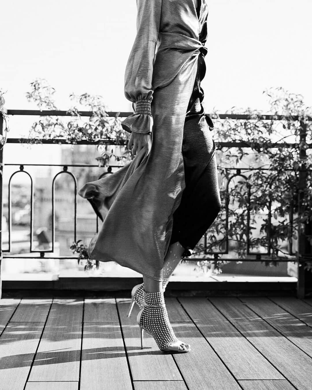 のインスタグラム：「Break the routine. Live the magic.  Wear your #CaovillaGalaxia sandals and let the glow start.  #WalkOnTop . . . . #ReneCaovilla #CaovillaDream」