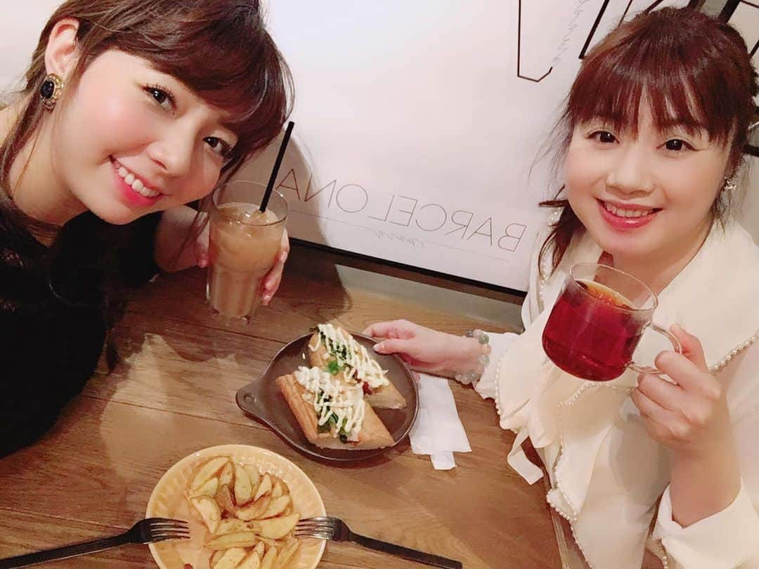 前田まみさんのインスタグラム写真 - (前田まみInstagram)「通天閣近くに新しく出来たオシャレなcafe☕️ 友達と🤗💖 母のお下がりヴィンテージのCHANELイヤリング可愛い🌷黒に合う🙆‍♀️ 友達も偶然CHANELイヤリング🥰 (インスタはプライベート多めです🙇‍♀️)」6月24日 1時12分 - koromami24