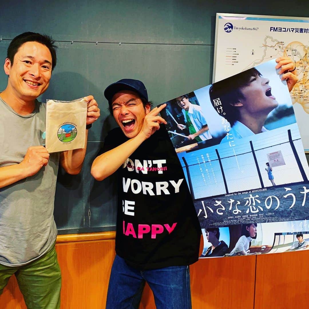 井手大介のインスタグラム：「ヨースケ@homeが亡くなった。6/9にfm横浜ザバーンのスタジオに来てくれて音楽監修をした映画「小さな恋のうた」について楽しく話をしたばかりなのに。自転車が大好きでかつて日本一周をした彼を誘ってMt富士ヒルクライムレースを何度も一緒に走った。「マジできつい」と言いながらもザバーンチーム内最速で走るアスリートだった。レース後の車内ではみんなでしょーもない下ネタトークで爆笑してた。代々木公園でのイベントアウトドアデイジャパンのステージにも何度も立ってもらった。スケベ椅子のような塗装のテレキャスターがむちゃくちゃキマってた。素晴らしいミュージシャンだった。ミュージシャンから求められる才能溢れるミュージシャン。いつも大物達から呼ばれて楽器を弾いたりプロデュースをしたり忙しそうだった。プレイヤーとしても素晴らしい上に爽やかな人柄が最高だった。いつも笑顔だったな。初めて会ったのは多摩川のバーベキューだったかな。いつも楽しかったぜ。今頃は三途の川の付近だろうか。またバーベキューしようぜ。音楽の話もおっぱいトークもしよう。しばらく出来ないけど楽しみにしてるわ。」