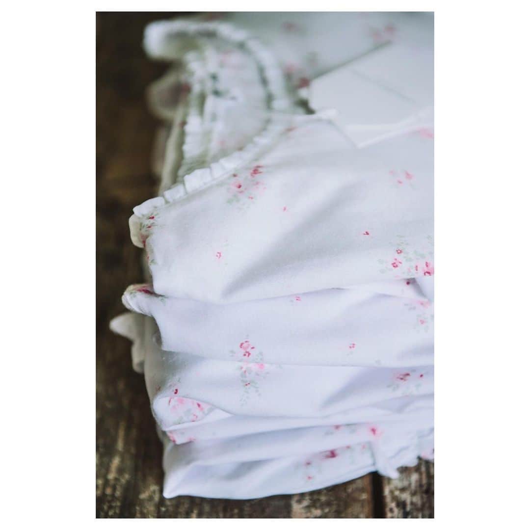 キャベジズ&ローゼズのインスタグラム：「The Long Sleeve shirt has very delicate ruffling at the neck that makes it a most extraordinary tee 😍 Made from 100% Organic Cotton and featuring pretty Rosabelle by @officialshabbychic #organiccotton #organiccottonclothing #ruffles #ootddetails #shabbychic #whitetshirts #sustainablestyle #sustainableclothing #cabbagesandroses #cabbagesandrosesfashion @christina_strutt @cabbagesandroses_shop 👆Link In Bio👆」