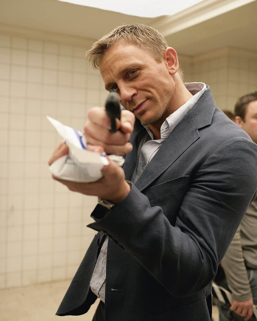 James Bond 007さんのインスタグラム写真 - (James Bond 007Instagram)「BTS of Daniel Craig filming Bond gaining his licence to kill in the opening of CASINO ROYALE (2006). #JamesBond #007 #DanielCraig #CasinoRoyale」6月24日 1時14分 - 007