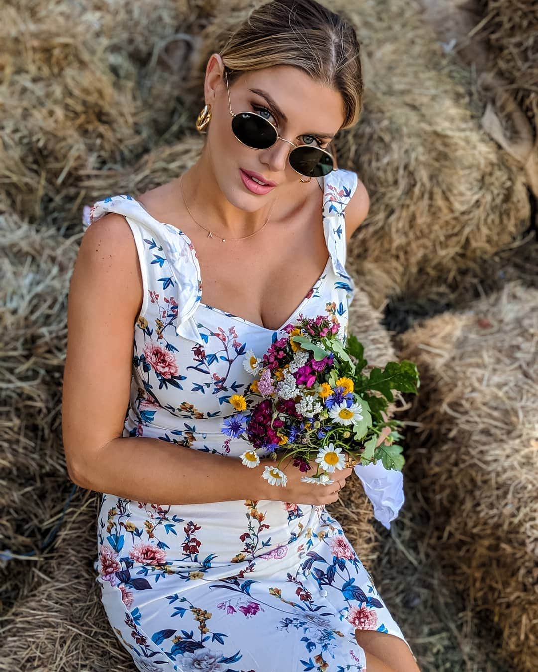 Ashley Jamesさんのインスタグラム写真 - (Ashley JamesInstagram)「Celebrating the Midsummer Solstice in Latvia. 💐 We're having a party in the middle of the countryside and apparently it goes on all through the night. It's after 7pm and could be midday because it's sooo hot. 💓 #midsummer #latvia」6月24日 1時14分 - ashleylouisejames