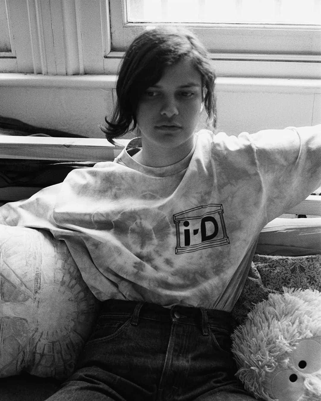 i-Dさんのインスタグラム写真 - (i-DInstagram)「It's officially summer. 🌻⁣ ⁣ Which means you need the @ariesarise x @i_d Tie-Dye t-shirt, which funnily enough has arrived on the i-D online store. 🎯⁣⁣ ⁣⁣ Get yours now, by visiting https://i-Dstore.co 🛍⁣ ⁣⁣.⁣⁣ .⁣ .⁣⁣ Photography @clareshilland⁣⁣⁣⁣ Model @evangelineling⁣ #Aries #iD #TieDye」6月24日 1時17分 - i_d