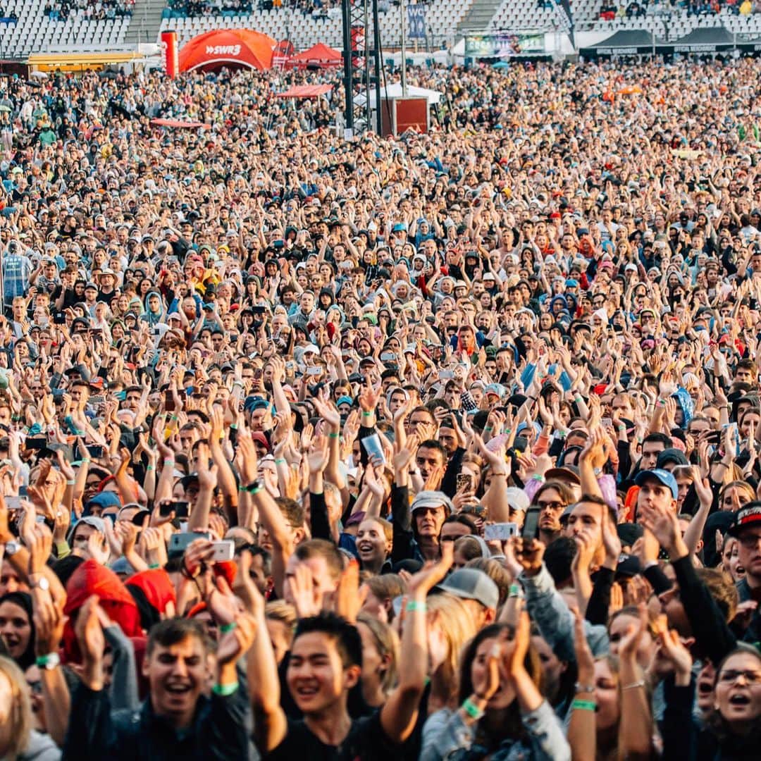 ジェームズ・ベイさんのインスタグラム写真 - (ジェームズ・ベイInstagram)「Hockenheimring 🇩🇪 Day 1, part 2. Playing songs in front of 100,000 people 😦 #dividetour 📷 @jonstonevideo」6月24日 1時19分 - jamesbaymusic