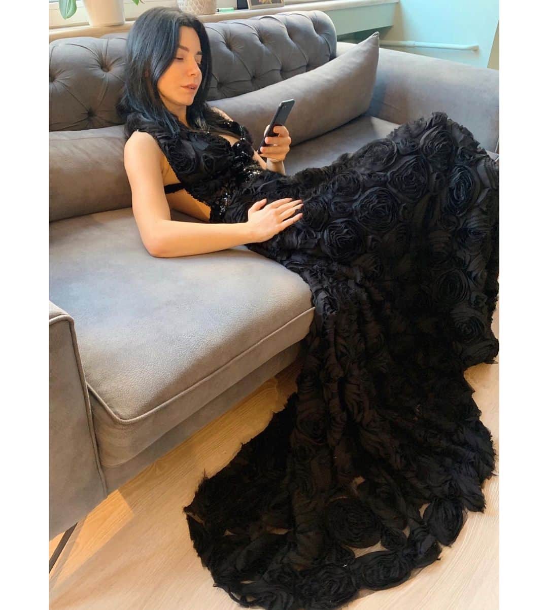 Merve Boluğurのインスタグラム：「Elbisemle aşk yaşarken ben @amorgaribovic 🔥」