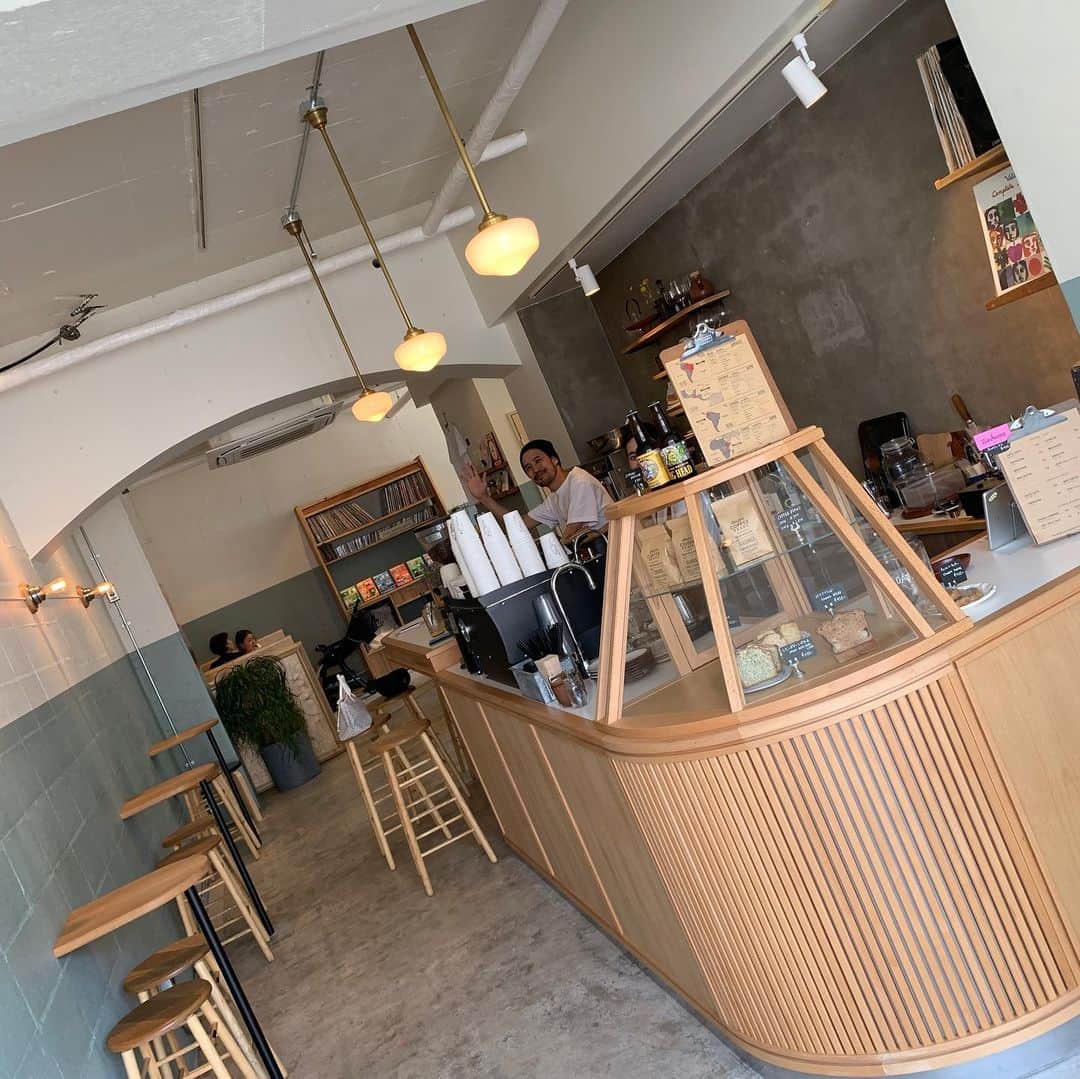 酒井高徳さんのインスタグラム写真 - (酒井高徳Instagram)「今回新潟に戻った時に、中学からの友達がやってるカフェに行きました☕️ お店のコーヒーも凄くこだわってて、雰囲気も🙆‍♂️ 海外行ってから凄くコーヒー好きになって、この店にいる間コーヒーも美味しくて海外にいる様な感覚でした😊 新潟にいる方々は是非行ってみてください！  住所☕️新潟市中央区水島町3-23  俺も将来カフェとか開いてみたいなー🤔笑  #新潟 #カフェ #自分もいつか開きたいな #常連さんとかに #マスターいつもの #とか言われてはいよ #なんて会話したい #名物マスターになりたいから #自分のブレンドコーヒー作ろ #名付けて #ごーひー #いやそれうちの長男の名前やんけ #一人ツッコミマスター」6月24日 1時28分 - sakai_go1123