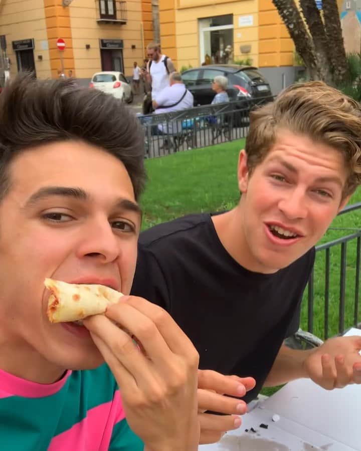 Brent Riveraのインスタグラム：「I’m always eating my friend’s food..🍕😂 @lexibrookerivera @benazelart @imalexstokes @andrewdavila_ TAG A FRIEND😂」