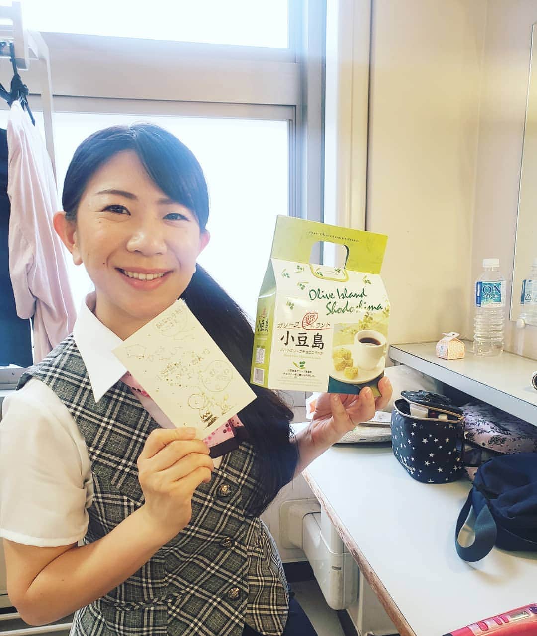 服部ひで子のインスタグラム：「👑吉本新喜劇ワールドツアー👑  すっちー&酒井藍座長班。  6/22(土)23(日) 【岡山】岡山市民会館  ２日間ありがとうございました。  沢山の美味しいものや、嬉しいお手紙などもありがとうございます( ≧∀≦)ノ みんなで喜んでおります～！！ 次回の、すっちー&酒井座長班は 7/5(金)【大分】 7/6(土)【佐賀】 7/7(日)【京都】  へ、行かせていただきます。 宜しくお願いします(* ´ ▽ ` *)♪ 追伸 : 似顔絵の衣装のクオリティが高さにタマゲました！！💃 #吉本新喜劇 #よしもと新喜劇 #新喜劇」
