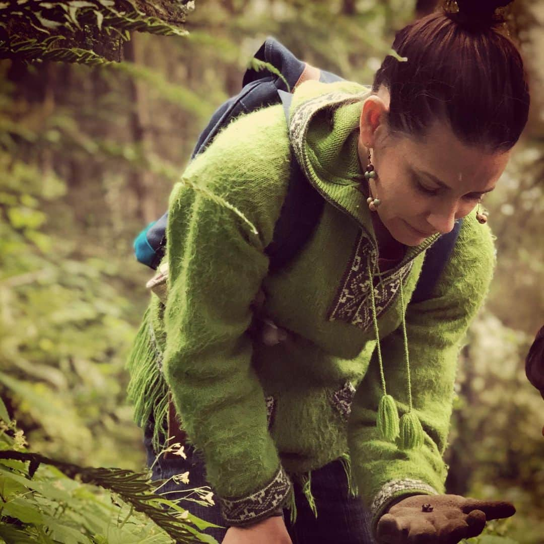 エヴァンジェリン・リリーさんのインスタグラム写真 - (エヴァンジェリン・リリーInstagram)「Introducing little ones to insects is one of my favourite things to do.  These important little creatures are not only instrumental to a healthy functioning ecosystem, but are a parade of magical bio-diversity. 🌱🐛🐞🐌🐝🐜🕷🦗🦟🦎🦂🦋🌿 . #biodiversity #ecosystem #nature #bugs #insects #buggirl」6月24日 1時41分 - evangelinelillyofficial