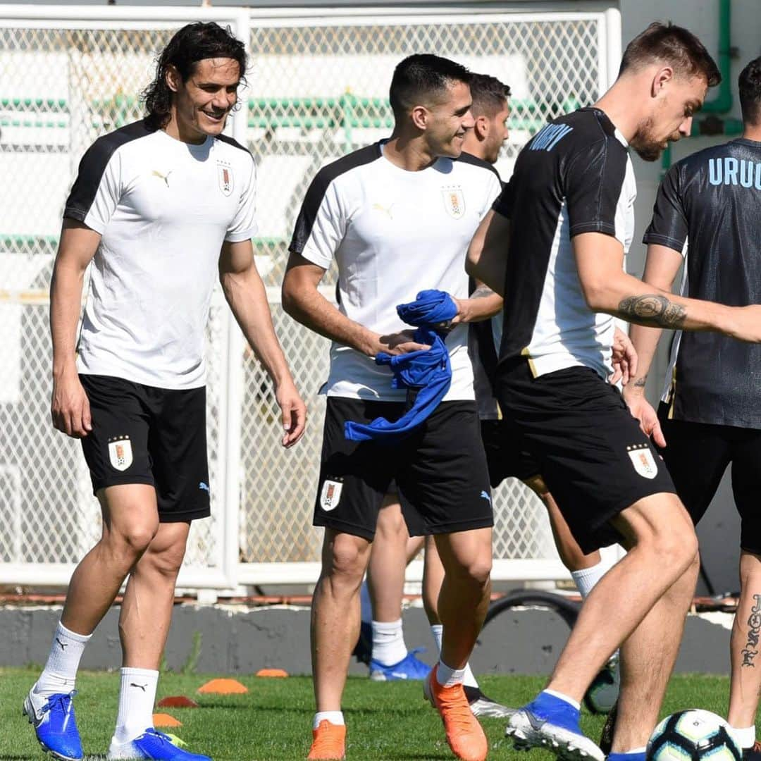 エディンソン・カバーニさんのインスタグラム写真 - (エディンソン・カバーニInstagram)「Entrenamiento en Río de Janeiro #CopaAmerica 💪🇺🇾」6月24日 1時44分 - cavaniofficial21