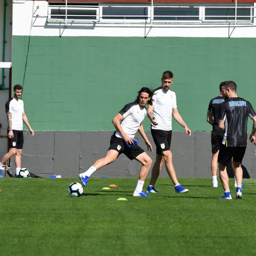 エディンソン・カバーニさんのインスタグラム写真 - (エディンソン・カバーニInstagram)「Entrenamiento en Río de Janeiro #CopaAmerica 💪🇺🇾」6月24日 1時44分 - cavaniofficial21