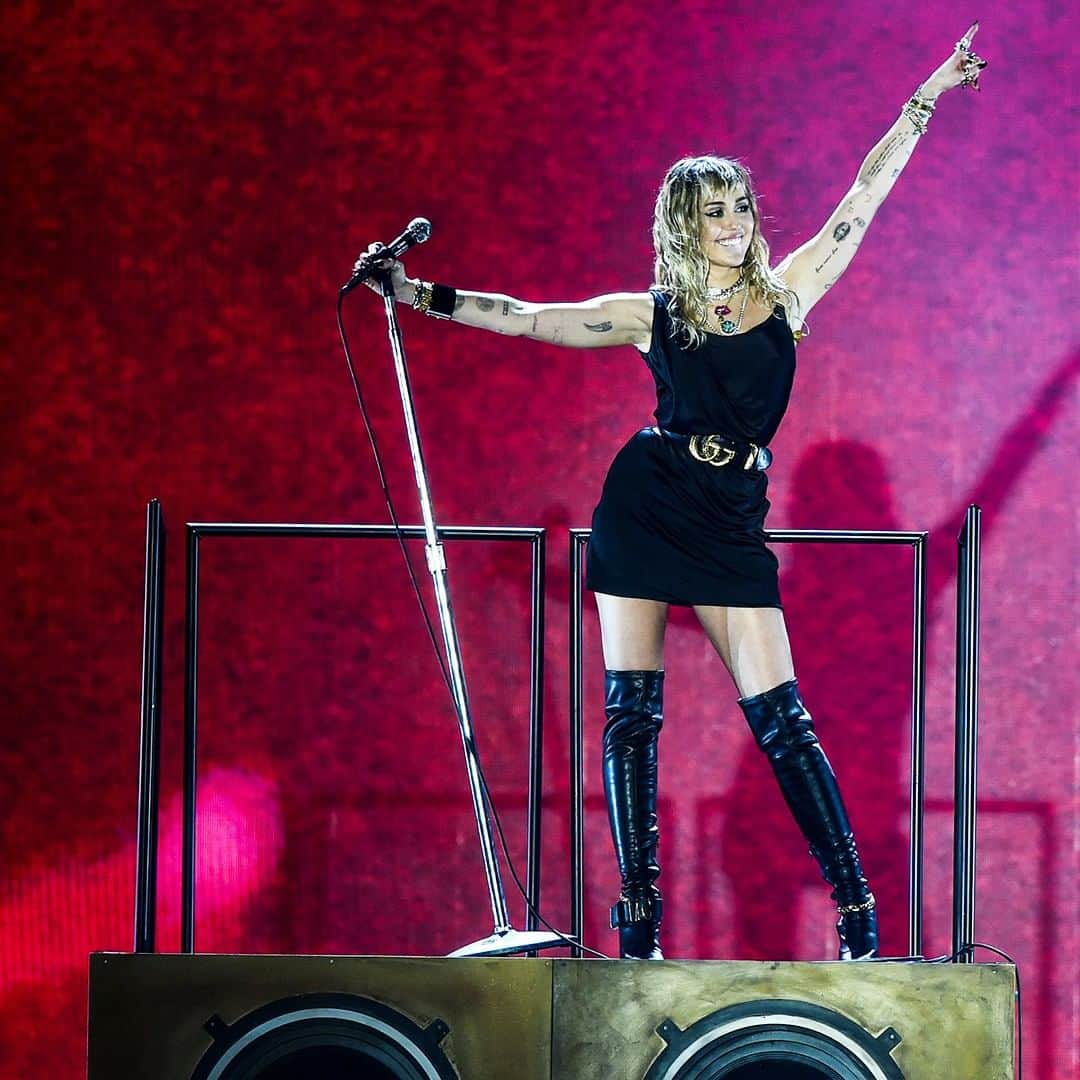 BBC Radioさんのインスタグラム写真 - (BBC RadioInstagram)「What's the first song you think of when you see this QUEEN? 👑 @mileycyrus performs on the Pyramid Stage at #Glastonbury2019 in a week and we're 100% ready for it 🖤」6月24日 1時46分 - bbcradio1