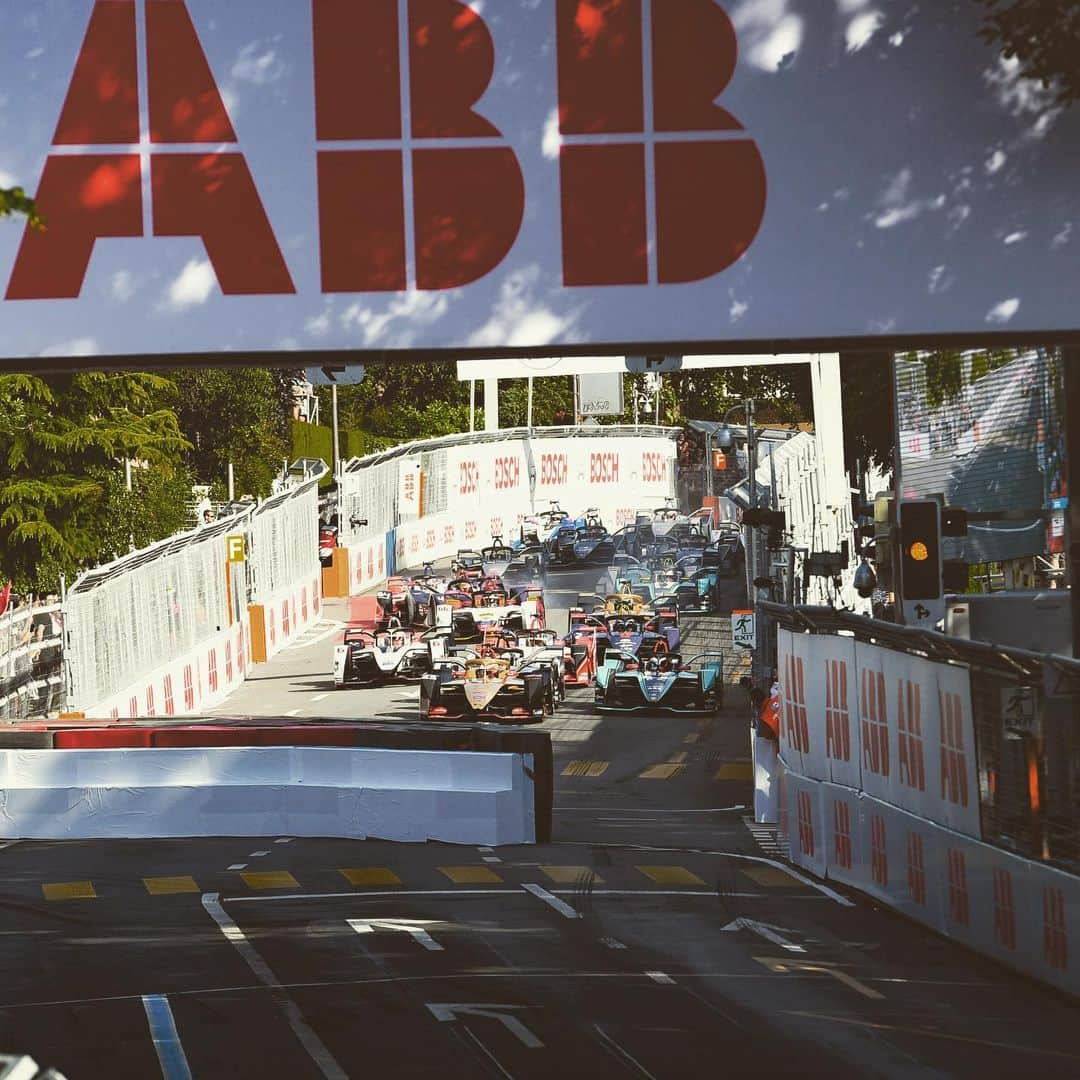 アンドレ・ロッテラーさんのインスタグラム写真 - (アンドレ・ロッテラーInstagram)「We thrive to race well, do the job and deliver a great show for everyone in such tricky chaotic places. A super exciting @fiaformulae race again! to go from 8th to 4th was mega, but after the race I got a 22s penalty by the FIA stewards for joining the track on red from the pitlane. Tough one considering the situation at the time. After the start incident and during the red flag, race director instructed all cars to line up on track and so we did. So yes we should have stoped, but we misinterpreted that call and went to join everyone in the queue... So that was it for us ... I let you judge if that penalty was worth the crime ? Congrats to my great team @dstecheetah and my champion heading team mate @jeanericvergne. Too many points to catch, but we never give up and give it all! Bring on NYC!」6月24日 1時47分 - andre_lotterer