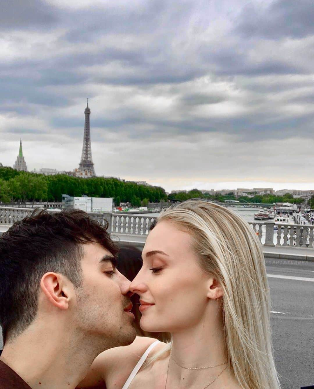 ソフィー・ターナーさんのインスタグラム写真 - (ソフィー・ターナーInstagram)「@sophiet & @joejonas in Paris yesterday ❤️」6月24日 1時47分 - sophieturner