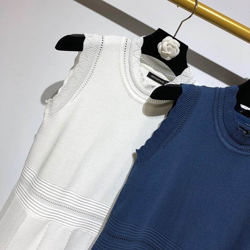 LIALUCA ONLINE SHOPさんのインスタグラム写真 - (LIALUCA ONLINE SHOPInstagram)「Knitted hollow out solid dress ¥4,980 ・ ・ 膝丈のクラシカルなデザインのワンピース👗 縦長に見せてくれるのでスタイル良く着れます💕 ・ ・ #韓国 #韓国ファッション #ワンピース #二次会 #結婚式」6月24日 12時38分 - myime.jp