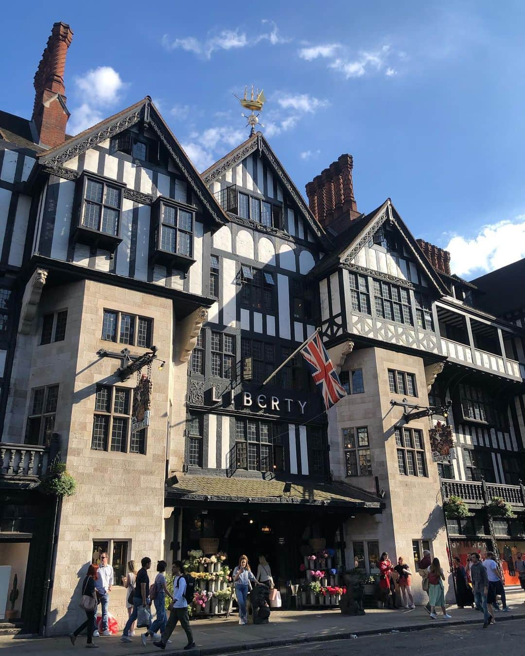 三原勇希さんのインスタグラム写真 - (三原勇希Instagram)「In London🇬🇧❤️ レギュラーラジオが特番でお休みになり、他のお仕事も調整させてもらえそうだったので‥ 一人でロンドンへ！ ヨーロッパやイギリス方面に行った事がなかったのと、大好きな友達が住んでいるからという理由で選びました🛫 王道とローカルをバランス良く、おいしいとこだけ詰め込んだ3日間、最高のアテンドをありがとう😭❣️ せっかくなのでゆっくりレポートしていきます〜。 最高だったのは全日お天気に恵まれたこと🌞 毎日晴天で涼しくて22時まで明るくてたっぷり遊べました。この日は唯一少し前から予約していた、 @sketchlondon に向かいつつショッピング👗🛍💎」6月24日 12時39分 - yuukimeehaa