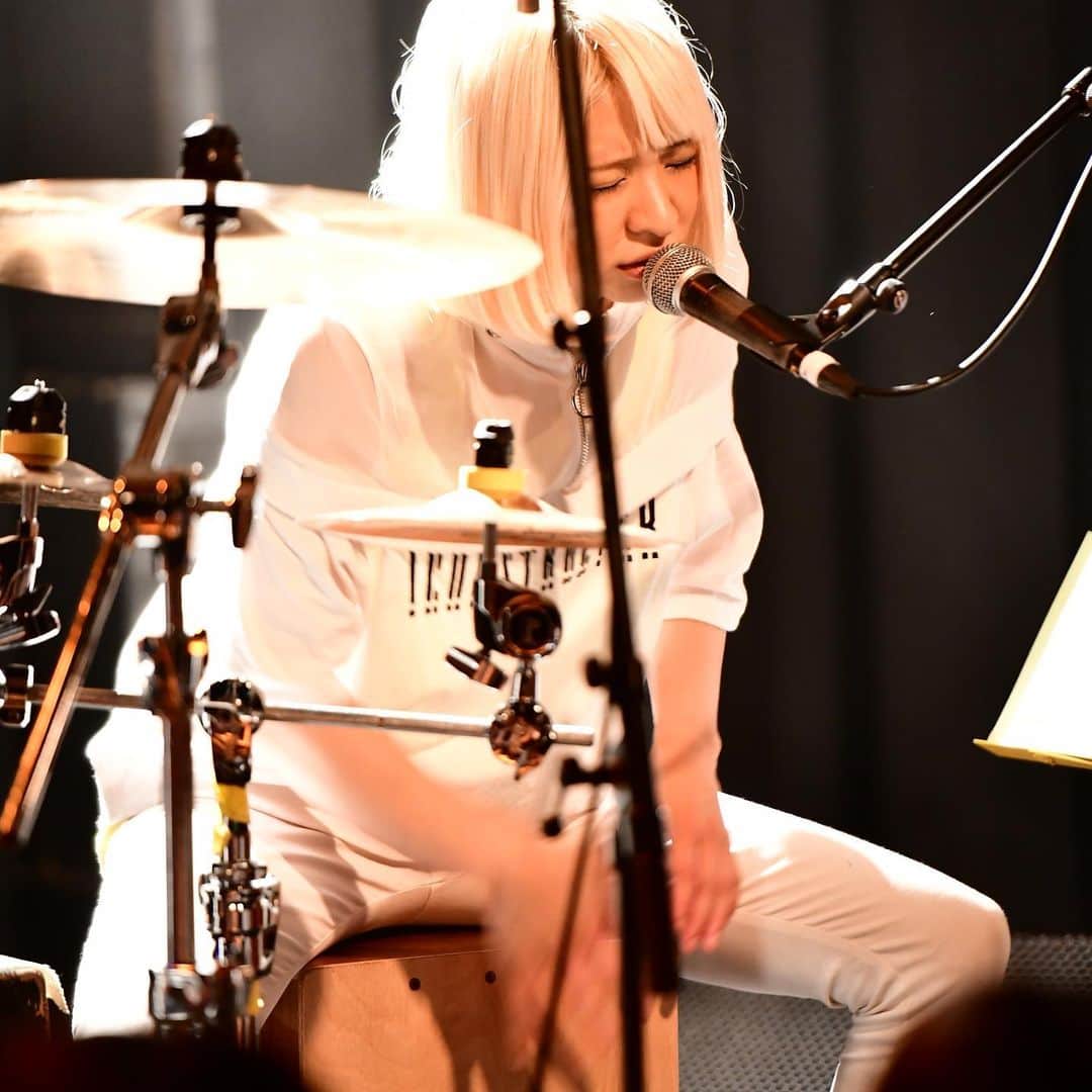 真空ホロウさんのインスタグラム写真 - (真空ホロウInstagram)「本日 ６月２４日は 真空ホロウ Dr.Cho MIZUKI（@mizukki_ni） の誕生日です誕生日🎂  みんなでお祝いしましょう(✿✪‿✪｡)ﾉ  MIZUKIプロフィール👩 ドラムとカホンの人。 札幌出身！黄色大好き！ ★BAND→真空ホロウ・FINAL FIELD ★support→川田まみ・田所あずさ・ましのみ・LOVERSSOUL・堺正章・はなわ・LovendoЯ・チャオベッラチンクエッティ・上野優華・天使の3P 他 ★SAKAE DRUMS・Zildjian ★エステー化学脱臭炭のCM出演  #MIZUKI #真空ホロウ #誕生日 #HBD #ハッピーバースデー #ドラム女子  #ドラマー  #drummer #drum  #instadrum #instadrummer」6月24日 12時44分 - shinkuhorou_official