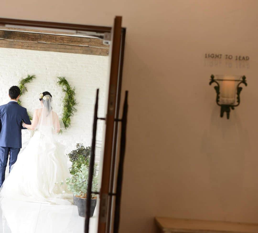 St.AQUA 東京の結婚式場 サンアクアチャペルさんのインスタグラム写真 - (St.AQUA 東京の結婚式場 サンアクアチャペルInstagram)「family wedding . ギリシャのサントリーニ島をイメージしたチャペルLightolead。 . 白と緑を基調にしたスタイリッシュな空間で家族だけの挙式を行いました。 . . wedding date 2019.6.12 groom&bride Y&J hair&makeup Momoyo Shigeta planner Yukiko Watanabe . . #サンアクア #サンアクアチャペル #d_wedding #海の近くのウエディング #2019年夏婚 #2019年秋婚 #2019年冬婚 #挙式とお食事会 #船上パーティー #少人数ウエディング #ファミリーウエディング #ウエディングブーケ #会場コーディネート #家族婚 #家族挙式 #マタニティウエディング #パパママ婚  #ブライダルフェア #ウエディングドレス #ドレス試着 #結婚式場探し #式場探し #式場見学  #プレ花嫁 #2人挙式  #船上ウエディング #結婚式準備 #竹芝 #日本中のプレ花嫁さんと繋がりたい」6月24日 12時40分 - staquatakeshiba