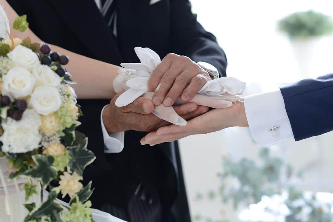 St.AQUA 東京の結婚式場 サンアクアチャペルさんのインスタグラム写真 - (St.AQUA 東京の結婚式場 サンアクアチャペルInstagram)「family wedding . ギリシャのサントリーニ島をイメージしたチャペルLightolead。 . 白と緑を基調にしたスタイリッシュな空間で家族だけの挙式を行いました。 . ご新婦様はお父様のエスコートでご新郎様の元へ。 . . wedding date 2019.6.12 groom&bride Y&J hair&makeup Momoyo Shigeta planner Yukiko Watanabe . . #サンアクア #サンアクアチャペル #d_wedding #海の近くのウエディング #2019年夏婚 #2019年秋婚 #2019年冬婚 #挙式とお食事会 #船上パーティー #少人数ウエディング #ファミリーウエディング #ウエディングブーケ #会場コーディネート #家族婚 #家族挙式 #マタニティウエディング #パパママ婚  #ブライダルフェア #ウエディングドレス #ドレス試着 #結婚式場探し #式場探し #式場見学  #プレ花嫁 #2人挙式  #船上ウエディング #結婚式準備 #竹芝 #日本中のプレ花嫁さんと繋がりたい」6月24日 12時41分 - staquatakeshiba