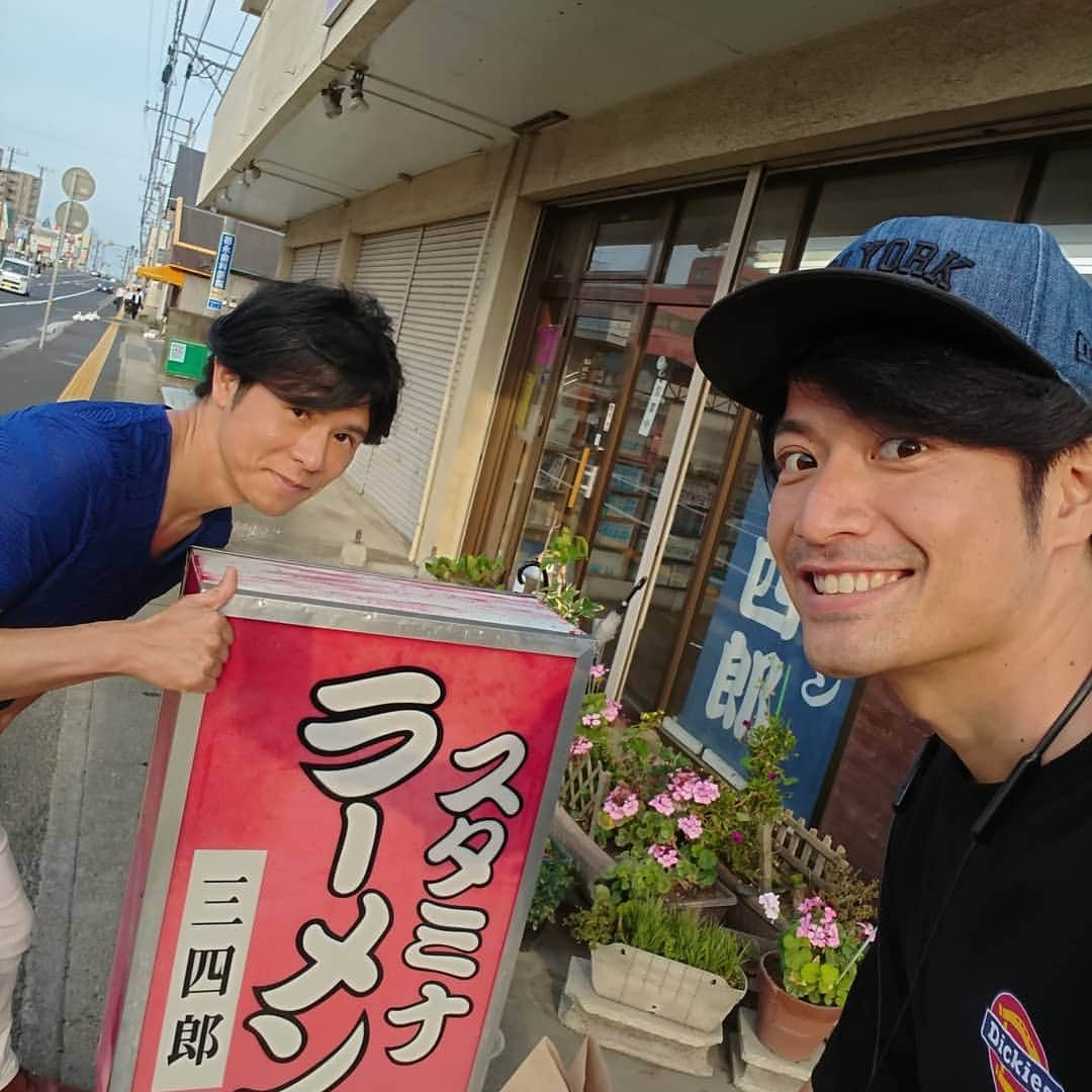 すずけんさんのインスタグラム写真 - (すずけんInstagram)「茨城ソウルフード『スタミナラーメン』を食べて来ました💡  日立の【三四郎】さんとはジゴローさんと💡  水戸の【松五郎】さんには相方とスマトラ山ちゃんと💡  激ウマでした(*´ω｀*) ちなみに松五郎さんにはおじゃマップで香取慎吾さんが来てましたよ💡 (サイン的なの飾ってあります(*´ω｀*)ﾌﾌﾌ)  #スタミナラーメン #茨城愛 #松五郎 #三四郎 #ものまねSMAP」6月24日 12時42分 - suzuken119official