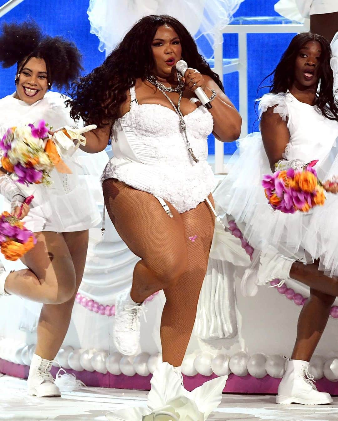 Just Jaredさんのインスタグラム写真 - (Just JaredInstagram)「@lizzobeeating channels a bride for her performance of “Truth Hurts” at the #BETAwards! #Lizzo #BETAwards2019 Photos: Getty」6月24日 11時11分 - justjared