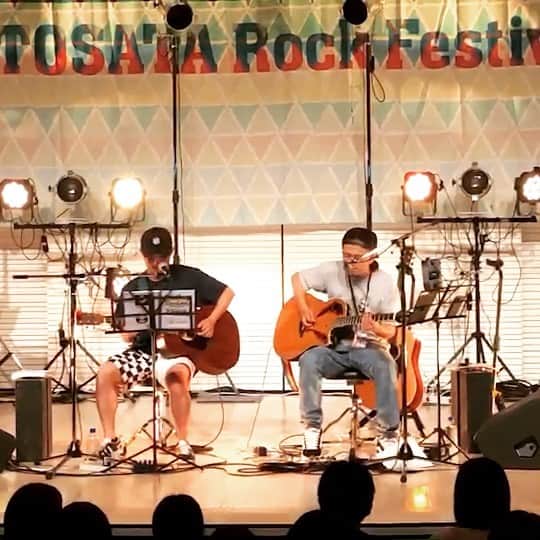 Kuboty のインスタグラム：「昨日のOTOSATA ROCK FESTIVALの成果です。 アコースティック歪みなしでもちゃんとギターソロが弾けたので褒めてください、昔から褒められて伸びるタイプでした。 Jose&Kubotyというトリッキーな最初で最後？の試みでしたが、現場に来てくださった皆様にはOTOSATAにこの2人で出演した意味と気持ちを伝えられたかと思います。 ありがとうございます！！ #totalfat #joseandkuboty #partyparty #ovationguitars  #martinguitars #クボ本番」