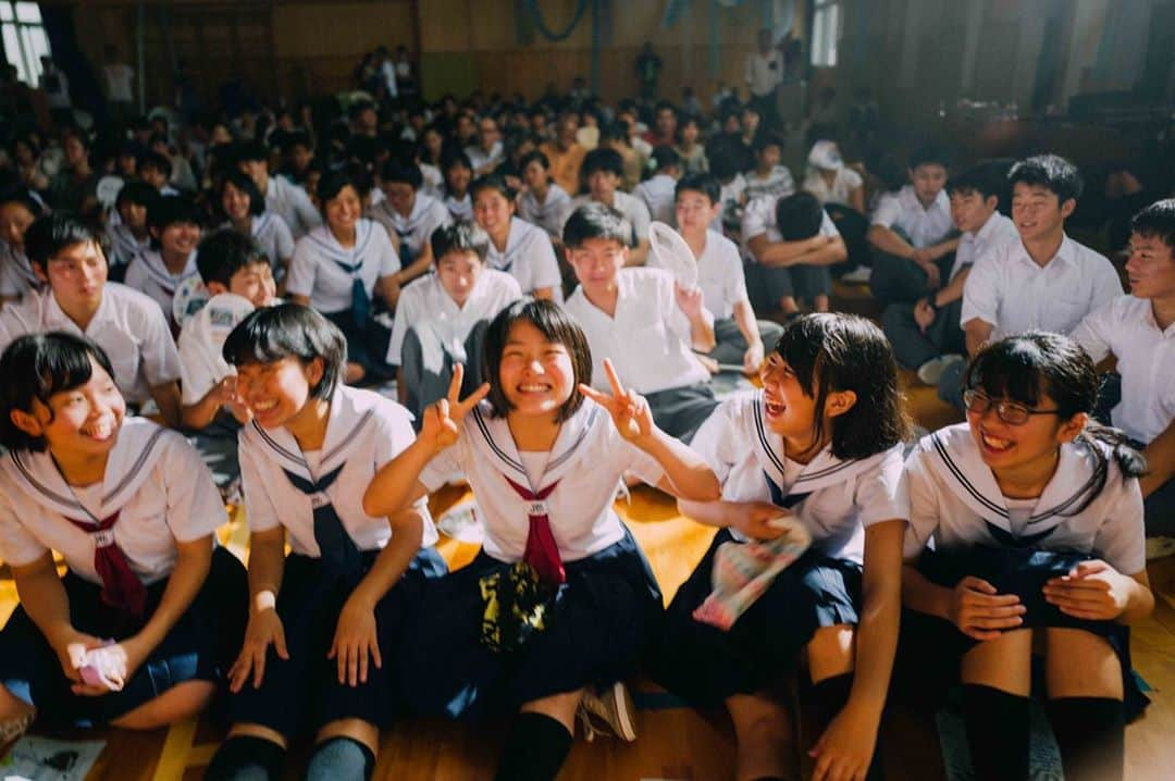 飯豊まりえさんのインスタグラム写真 - (飯豊まりえInstagram)「スタッフさんのカメラをお借りして📷 ステキな表情が撮れちゃった🥰  #いなくなれ群青」6月24日 11時18分 - marie_iitoyo