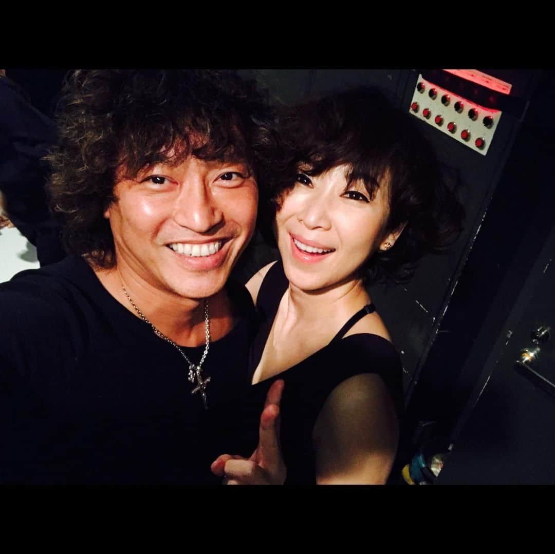 日野賢二さんのインスタグラム写真 - (日野賢二Instagram)「Come down to Blue Note Nagoya Tonite!:KEIKO LEE with JINO BAND feat.SATOSHI YOSHIDA, JUN MIYAKAWA,  YUICHI TOGASHIKI BNN: ケイコ・リーによる☆スペシャルライブ☆今年も世代を超えたメンバーをピックアップ！ “JINO"をはじめとした現在のミュージックシーンのトッププレイヤーが集結したスペシャルバンド！ 至極の時間を体感できるこのチャンスをお見逃しなく！ スタイルと深みのある歌声が評判を呼び、共演したミュージシャンから“楽器と対等に渡り合える歌手”と絶賛され高く評価されているジャズシンガー、ケイコ・リー。 恒例となっている名古屋ブルーノート公演だが、今回はスーパーベーシスト「JINO」こと日野賢二が中心となり結成されたスペシャルバンドと共に登場。気鋭の鍵盤奏者としてひときわ強い存在感を放つ、宮川純。ギタリストとしてシーンの中核で活躍しながらコンポーザーとしても高い評価を得る、吉田サトシ。そしてケイコ・リーが厚い信頼を寄せ続ける、渡嘉敷祐一。 世代を超えて交わされる音の会話、豊かな情感で聴く者を魅了する歌声と包み込むグルーヴに酔いしれたい。 [1st ] open 5:30pm start 6:30pm [2nd] open 8:30pm start 9:15pm [自由席受付] 3:45pm～」6月24日 11時23分 - jinobass