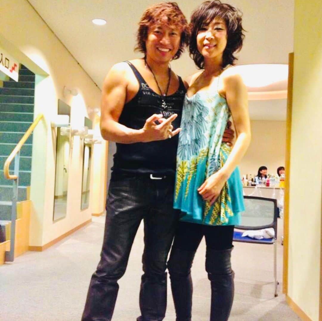 日野賢二のインスタグラム：「Come down to Blue Note Nagoya Tonite!:KEIKO LEE with JINO BAND feat.SATOSHI YOSHIDA, JUN MIYAKAWA,  YUICHI TOGASHIKI BNN: ケイコ・リーによる☆スペシャルライブ☆今年も世代を超えたメンバーをピックアップ！ “JINO"をはじめとした現在のミュージックシーンのトッププレイヤーが集結したスペシャルバンド！ 至極の時間を体感できるこのチャンスをお見逃しなく！ スタイルと深みのある歌声が評判を呼び、共演したミュージシャンから“楽器と対等に渡り合える歌手”と絶賛され高く評価されているジャズシンガー、ケイコ・リー。 恒例となっている名古屋ブルーノート公演だが、今回はスーパーベーシスト「JINO」こと日野賢二が中心となり結成されたスペシャルバンドと共に登場。気鋭の鍵盤奏者としてひときわ強い存在感を放つ、宮川純。ギタリストとしてシーンの中核で活躍しながらコンポーザーとしても高い評価を得る、吉田サトシ。そしてケイコ・リーが厚い信頼を寄せ続ける、渡嘉敷祐一。 世代を超えて交わされる音の会話、豊かな情感で聴く者を魅了する歌声と包み込むグルーヴに酔いしれたい。 [1st ] open 5:30pm start 6:30pm [2nd] open 8:30pm start 9:15pm [自由席受付] 3:45pm～」