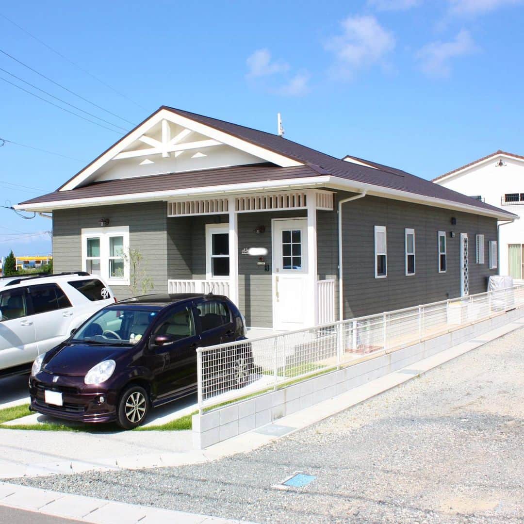 井上建設株式会社（下関）のインスタグラム：「#inouek #american #frat #goodbalance #ご夫婦思い通り #素敵です #平屋  お家の中には 自転車スペースもあるんです〜🎶 お施主様のお陰で またカッコいいお家できました！」