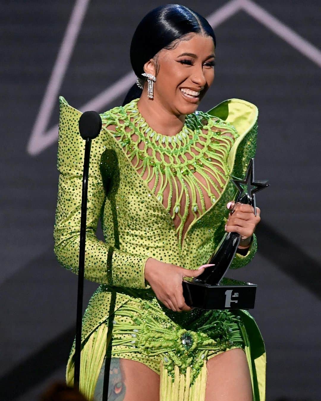 Just Jaredさんのインスタグラム写真 - (Just JaredInstagram)「@iamcardib & @offsetyrn open the #BETAwards with a steamy performance before Cardi took home the award for Album of the Year! #CardiB #Offset #BETAwards2019 Photos: Getty」6月24日 11時34分 - justjared