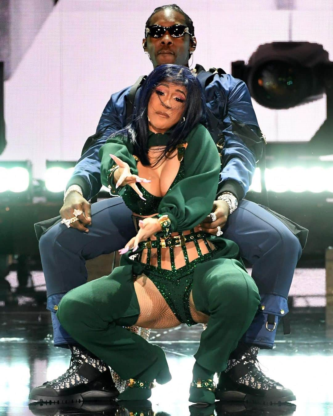 Just Jaredさんのインスタグラム写真 - (Just JaredInstagram)「@iamcardib & @offsetyrn open the #BETAwards with a steamy performance before Cardi took home the award for Album of the Year! #CardiB #Offset #BETAwards2019 Photos: Getty」6月24日 11時34分 - justjared