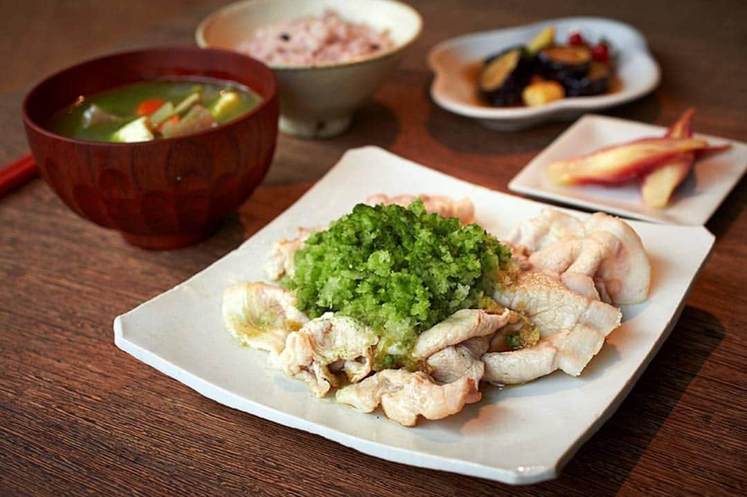 kyusai_kale_officialさんのインスタグラム写真 - (kyusai_kale_officialInstagram)「こんにちは✨全国的にじめじめした季節がやってきましたね。蒸し暑い日が続き、なかなか食欲がわかない・・・そんなときにさっぱり食べられる一食分のレシピをご紹介します☺簡単にパッとすませたいけど、野菜不足も気になる、そんな日の食卓にぜひおすすめです♪ . -------------------------- ✨材料✨(1人分) ●ケールのけんちん汁 ケール青汁(粉末タイプ) 3g 木綿豆腐 1/4丁 大根 30g 人参・ごぼう 各15g こんにゃく 30g ごま油 小さじ1 だし汁 1カップ A(薄口しょうゆ・みりん 各小さじ1) ●豚しゃぶのケールみぞれかけ ケール青汁(粉末タイプ) 4g しゃぶしゃぶ用豚肉 100g 酒 大さじ1 塩 少々 ポン酢 大さじ1 大根おろし(ざるで水気を切ったもの) 1/2カップ ●その他 ミョウガの甘酢漬け、なすの揚げ出し、雑穀ごはん  1. ケールのけんちん汁を作ります。木綿豆腐をレンジに20秒ほどかけて水切りし、さいの目切りにします。 . 2. 大根と人参はいちょう切り、ごぼうは斜めの薄切りにします。こんにゃくは小さめの一口大にスプーンなどでちぎり、さっと下茹でします。 . 3. 小鍋にごま油を熱し、1.を崩しながら加え炒めます。水気が飛んだら2.を加えてさらに炒めます。 . 4. 3.にケール青汁(粉末タイプ)とだし汁を加えて混ぜ、Aで調味します。  5. 豚しゃぶのケールみぞれかけを作ります。鍋に湯を沸かし沸騰させ、酒と塩を加え、しゃぶしゃぶ用豚肉を1枚ずつさっとゆでて皿に取り、ポン酢をふりかけておきます。 . 6. 大根おろし(ざるで水気を切ったもの)にケール青汁(粉末タイプ)を加えて混ぜ合わせます。 . 7. 皿に5.を盛り、2.をたっぷりとのせます。 . 8. ケールのけんちん汁、豚しゃぶのケールみぞれかけに、ミョウガの甘酢漬け、なすの揚げ出し、雑穀ごはんを添えて完成です。 .  #キューサイ#青汁#ケール青汁#ケール#KALE #おしゃぴく#おしゃピク#オシャピク #ヘルシーレシピ#野菜不足#野菜不足解消#野菜たっぷり#野菜料理#野菜好き#野菜のおかず#野菜大好き #野菜多め#野菜好きな人とつながりたい#野菜中心#野菜いっぱい#野菜が好き#野菜たくさん #野菜を食べよう#野菜ンスタグラム#晩ごはん#晩ごはん記録#晩ごはんのおかず#夜ごはん#夜ご飯記録 #けんちん汁」6月24日 11時31分 - kyusai_kale_official
