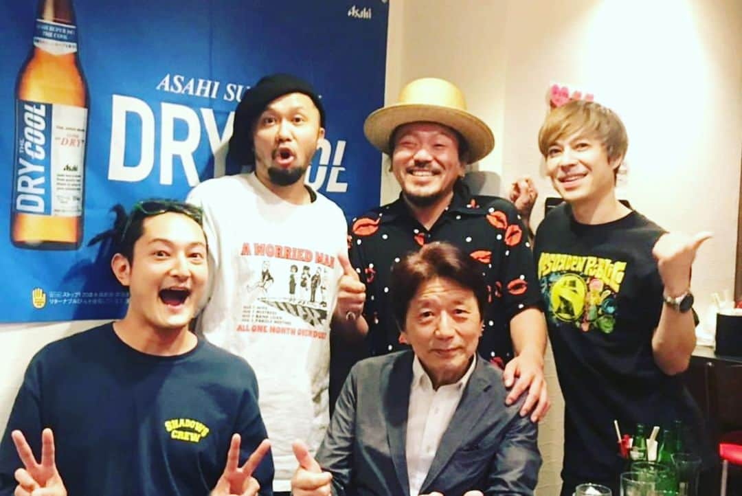 タブゾンビさんのインスタグラム写真 - (タブゾンビInstagram)「土曜日は 大阪 夏びらきへ。 毎年出演させて貰えて感謝っ！ グッドミュージックのフェス 毎年規模が大きくなっている様を見てフェスの成長を肌で感じることができて嬉しい。今年は早々にソールドアウトしてました。 血の通った素晴らしいフェスです。  日曜日は  午後イチでSiMの  deadpopfestival に出演。  仲間達がその想いに賛同して創り上げてるSiMの人柄がわかる素晴らしいフェスでした。 呼んでくれて嬉しかった。 ありがとう。  ラウドなバンドの中で  我々はカッターナイフ一本で挑むようなあの感じ好きなのです。 爪痕はしっかりと。  だってフェスの醍醐味は推しバンドを愉しむのはもちろん、知らなかったバンドや知らなかったジャンルの音楽に出逢う事でしょう？ そうでしょう？  ちなみに デッドポップに出演していた #coldrain #crossfaith  #thebonez  #heysmith #sim  #04limitedsazabys  も鹿児島で10月に行われるヘスに出演してくれますよ！  #thegreatsatsumanianhestival2019  #ヘス で検索してみてください。  そしてデッドポップ出演終わり即出で  栗さんと私は 幕張の zozoリンスタジアム  に向かいまして  radwimps  のライブにシークレットゲストで出演させていただきましたよ。  ステージからみる光景は絶景でしたよ。  これは死ぬ時に走馬灯で観る景色だ。  最後に洋次郎くんの言っていた言葉がとても刺さりました。 ポジディブなものを発信してそれを共有して広げていく。ここからはじめよう。もっと伝わる言葉で言っていたけどその様な事。  この経験をさせてくれた RADの皆んなに感謝だ！  打ち上げもたのしかったなー。  あとこんかいのホーンチーム タイタンゾンビーズもこれからも続けたいなと思いました。  そして明日からリップサービスのプチツアーでございます。 東京はソールドアウトしてしまいましたが大阪名古屋の方是非です〜。 テーマはロイハーグローブです。  #夏びらきフェス  #夏びらき  #deadpopfestival  #デッドポップ  #frail #dpf  #antiantigenerationtour2019  #antiantigeneration  #aagt  #radwimps  #wimper  #千葉zozoマリンスタジアム  #zozoマリンスタジアム  #タイタンゾンビーズ @taichirokawasaki  @takimototrombone  @kurixxattica  #royhargrove」6月24日 11時32分 - tabuzombie