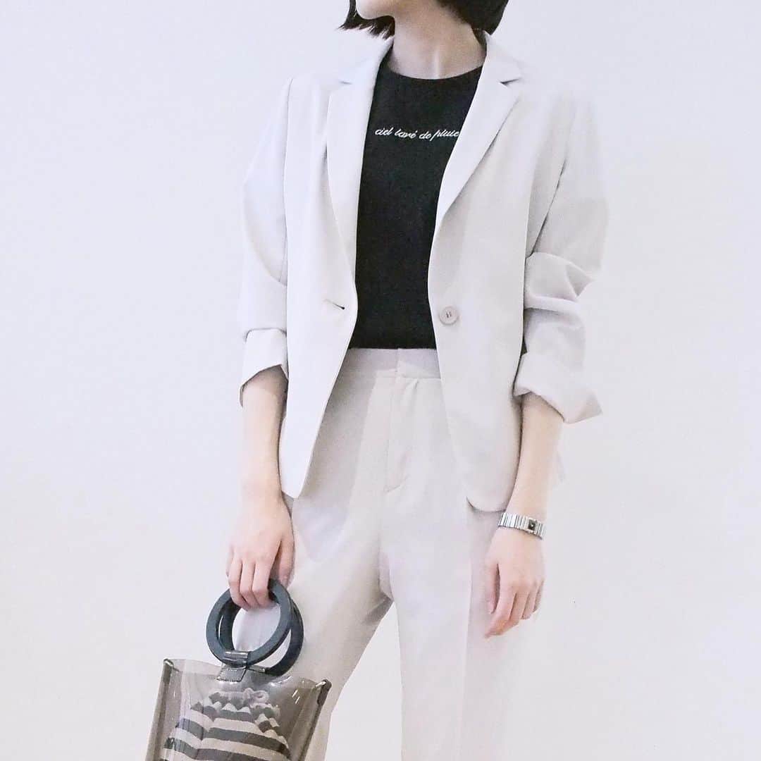 kumikyokuさんのインスタグラム写真 - (kumikyokuInstagram)「. ベージュのテーラードジャケットに同素材のパンツを合わせたセットアップスタイルです。 インナーにはロゴ刺繍が入ったキレイめTシャツを。 マニッシュなパンツスタイルにはプラットフォームサンダルで女度をプラス。 jacket(JK0006)¥22,000 cut&sewn(KK0030)¥6,900 pants(PR0006)¥14,000  feature -light stretch twill- >>プロフィールURLよりfeatureをチェック  #kumikyoku #組曲 #オンワード樫山 #テーラードジャケット #セットアップ #イージーケア #シワになりにくい #洗える #透けにくい #着心地抜群 #ストレッチ素材 #カセット服 #ロゴt #刺繍tシャツ #フレンチカジュアル #プラットフォームサンダル #夏素材 #fandf #オンオフ対応 #着回し力抜群  #通勤コーデ #オフィスカジュアル #お仕事コーデ #新作 #feature」6月24日 11時32分 - kumikyoku_jp