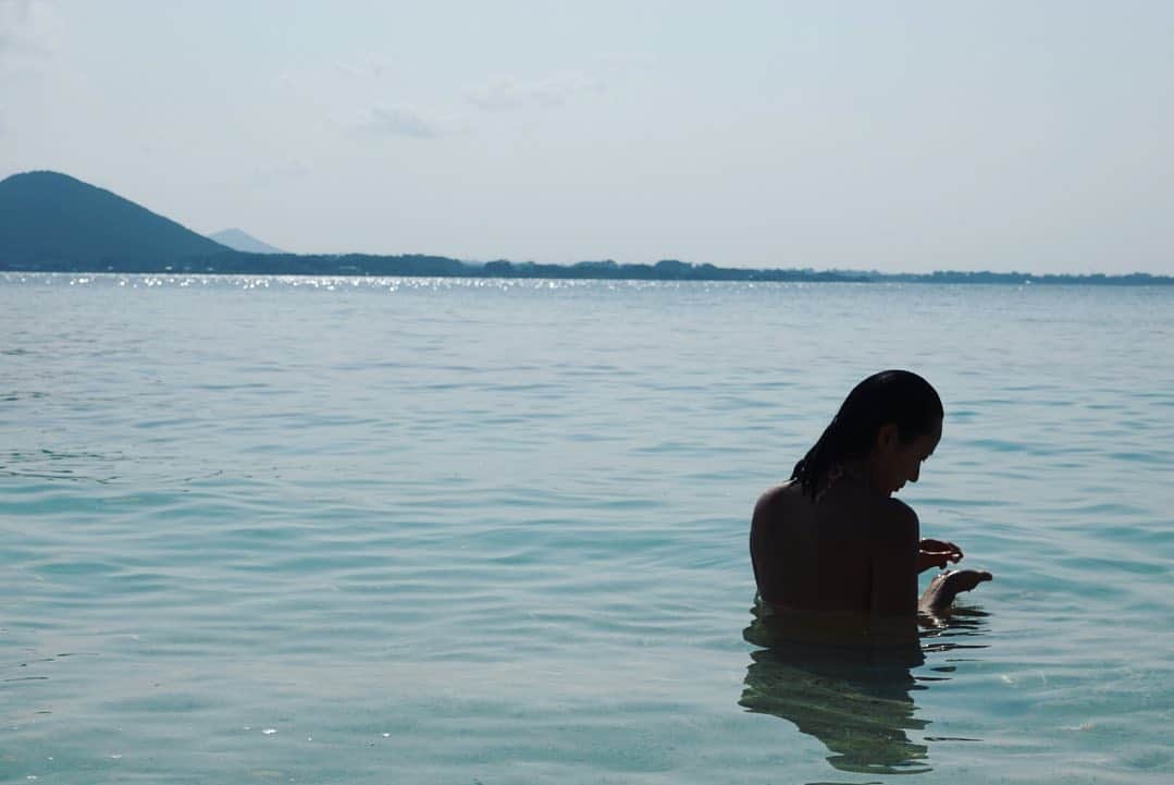 ユン・ジンソさんのインスタグラム写真 - (ユン・ジンソInstagram)「#우도 #바다  그리고 #나 그리고 #남편  #beachlife #sundayafternoon」6月24日 11時43分 - augustjin