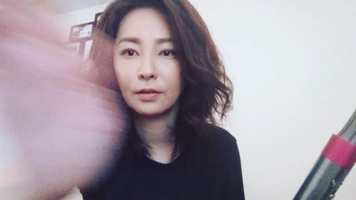 真山景子のインスタグラム：「#dyson  #dysonhair #エアラップ #airwrap  時短ウエーブは少し濡髪でも自然なカールが作れるからいつもこれ。 慣れると楽チン♪」