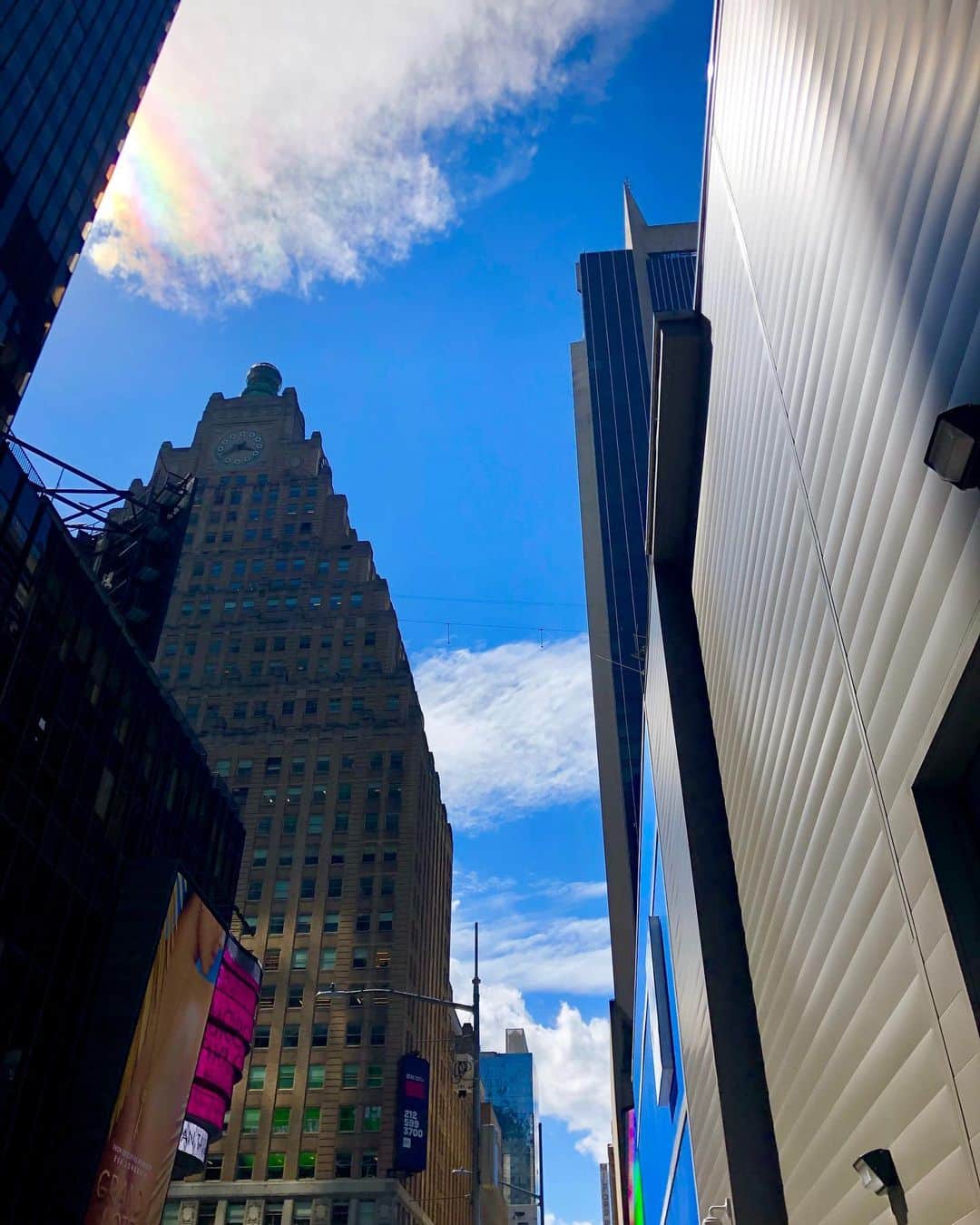 一木美里さんのインスタグラム写真 - (一木美里Instagram)「𝒩ℰ𝒲𝒴𝒪ℛ𝒦🍎 マンハッタンも 絵はがきみたいな青空と虹🌈 ごちゃごちゃしてて、全部がある街🗽、大好き😘 真ん中の雲、ハートみたい、 上から矢が迫ってる🏹  sunny sunny day, I could see rainbow in manhattn.  #MillyNycNyc #NewYork #soho#chinatown#timessquare #ニューヨーク#いい天気」6月24日 11時37分 - misato_ichiki
