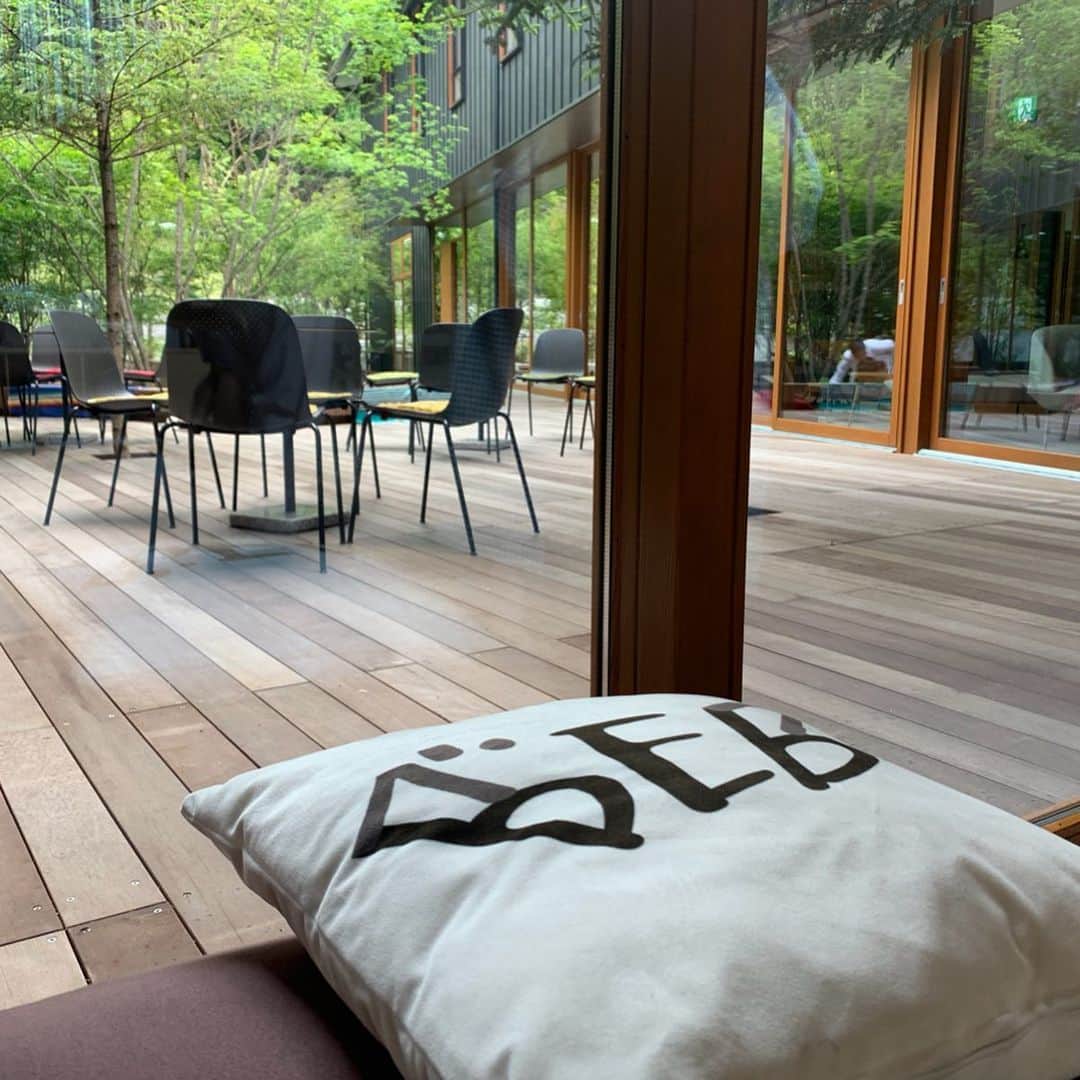 小椿希美のインスタグラム：「・ 星野リゾート BEB5 軽井沢 https://beb-hotels.com/karuizawa/ ・ 今年2月にオープンしたばかりです。 日テレのシューイチで見て、 「ここ行きたい！」と LINEをしたら気持ちがいいほど すぐに「いつ行く？」と 返してくれるお友達。 土日は、予約が先まで埋まっていて 3ヵ月前くらいに 予約して先日やっと 行くことが出来ました♡ ・ 35歳以下限定の 「35歳以下エコひいきプラン」と いうユニークなものがあり、 軽井沢、しかもハルニレテラスや 温泉も歩いて行ける立地、 出来たばかりのキレイなホテル にも関わらず😳😳😳 季節や曜日問わず、 35歳以下なら 一室16000円で宿泊出来てしまう リーズナブルな星野リゾート なんです✨ 1室3人までで、赤ちゃんは 無料だったので 私たちは、1人5300円くらいで 贅沢な時間を過ごすことが 出来ました😋 ・ 中庭やラウンジは 24時間無料開放されて いるので 風が気持ちい外で過ごしたり 赤ちゃんはいくらでも 動き回れます。 ・ アマゾンの 赤ちゃんごっつん防止 やわらかリュックを着こなし ずるいほど可愛い 小さな王子様も 思う存分動き回っていました☺️💚 ・ #長野#軽井沢#星野リゾート #beb5karuizawa #beb5軽井沢  #35歳以下エコひいきプラン  #アマゾン#赤ちゃんごっつん防止やわらかリュック #1番似合う王子#ミツバチ#🐝 #大好き信州」