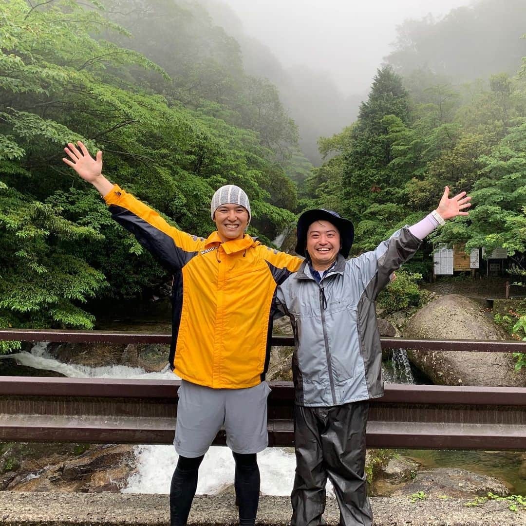 濱田隼さんのインスタグラム写真 - (濱田隼Instagram)「休日の小旅行。 世界遺産 屋久島の縄文杉を見て来ました。 樹齢 数千年とも言われますが 5時間以上歩き続けて、縄文杉と対面した瞬間の感動は忘れられません。 . 屋久島は大自然で感動続きでしたが 「やはり、１つだけ、存在感が群を抜いているなぁ」と。 個人的に、思いました。 . 白谷雲水峡 ルートで行きました。 「もののけ姫」のモデルとなった場所です。 . いつ「こだま」が木の陰から現れるのかと、期待し 名シーン「お前にサンを救えるか？」の台詞を言い合うなど テンションが、上がっていました。笑 . 山頂の小屋に泊まったので、1白2日のプラン。 達成感、ハンパないです！ . #世界遺産 #屋久島 #縄文杉 #ウィルソン株 #トロッコ道 #白谷雲水峡 #もののけ姫 #友人の鈴木くんと #メーテレ #アナウンサー #濱田隼」6月24日 11時44分 - shun_hamada_nbn