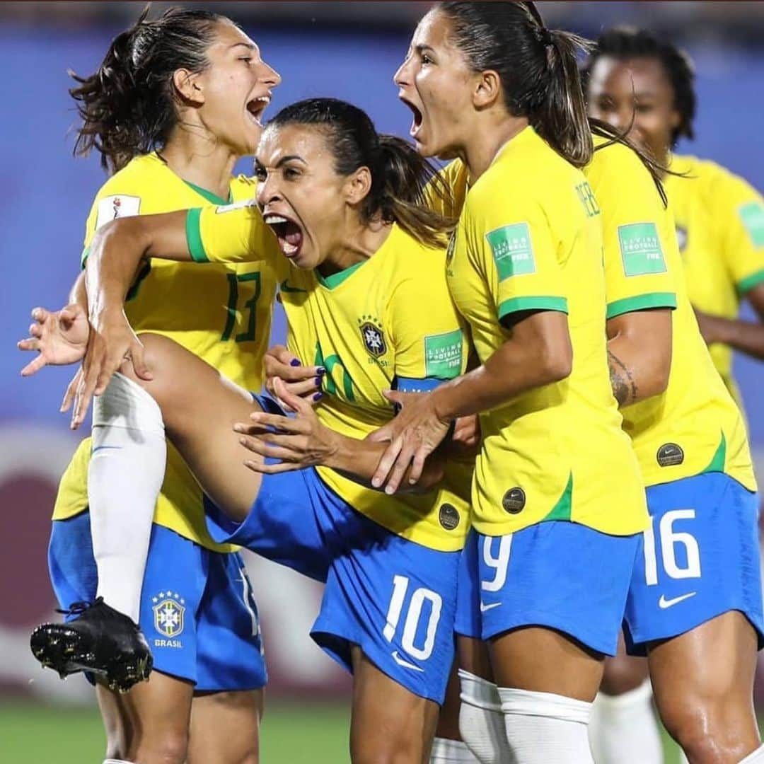 ナタリア・ディルさんのインスタグラム写真 - (ナタリア・ディルInstagram)「Obrigada @selecaofemininadefutebol vcs já ganharam essa copa!!! Essa vitória é da luta pela igualdade tão sonhada! Um dia chegaremos lá!」6月24日 11時45分 - nathaliadill