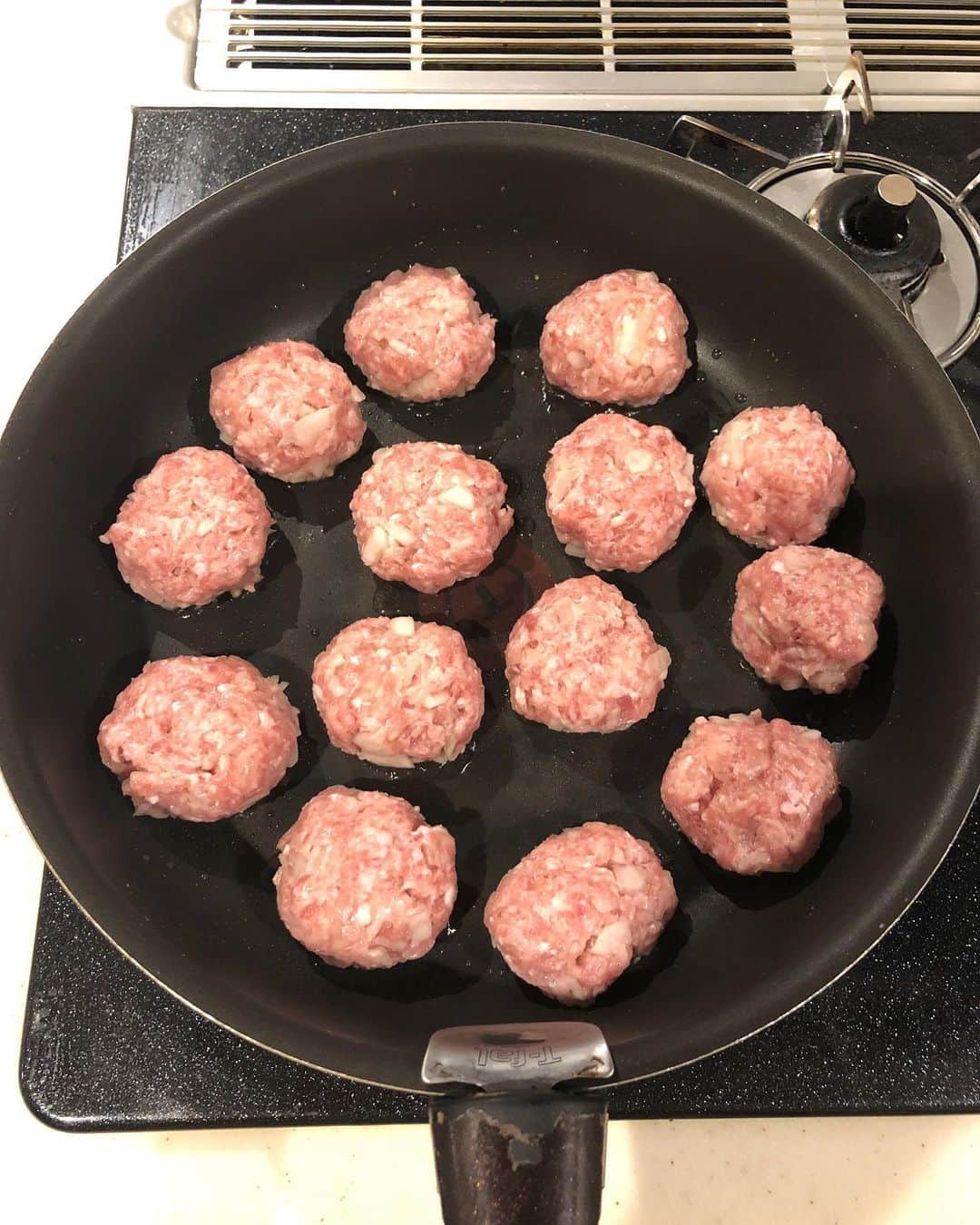 みきママさんのインスタグラム写真 - (みきママInstagram)「【肉団子弁当です！ 】. .  上下を潰して楕円形にすると火の通りが早い！！. . . . 🔆肉団子のレシピは、藤原さんち①に載っています。大人気にも載っています！！ . . . . ❤️旦那は、ヘルシー肉団子弁当です。ダイエット中の旦那はね、ご飯が少しの肉団子弁当です！！ . . . . 詰め方はね、水分がもれても大丈夫なように、銀カップの下に紙を入れます！！ こうすると、米に水分が流れてビショビショになりません。 . . . . ❤️はる兄は、大盛り肉団子弁当です〜！ コーンをかじりながら肉団子を召し上がれ！ . . ❤️杏ちゃんは、ミニ肉団子弁当です。. マイメロちゃんとクロミちゃんです。 . . .  杏ちゃん「かわいい〜！！」 喜んでいました。  すると、杏ちゃん「スイカのタネだせるかな？」ってさ。  心配だって。 . . . そしたら、杏ちゃん「さくらんぼがいいっていったじゃん。」ってさ。  いや、言ってないです。 . . . 😁来月は広島の三越さんで餃子を売らせていただきます～！！よかったら遊びに来てくださ～い！！」6月24日 11時46分 - mikimama_official