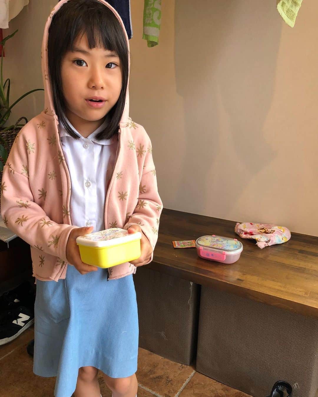 みきママさんのインスタグラム写真 - (みきママInstagram)「【肉団子弁当です！ 】. .  上下を潰して楕円形にすると火の通りが早い！！. . . . 🔆肉団子のレシピは、藤原さんち①に載っています。大人気にも載っています！！ . . . . ❤️旦那は、ヘルシー肉団子弁当です。ダイエット中の旦那はね、ご飯が少しの肉団子弁当です！！ . . . . 詰め方はね、水分がもれても大丈夫なように、銀カップの下に紙を入れます！！ こうすると、米に水分が流れてビショビショになりません。 . . . . ❤️はる兄は、大盛り肉団子弁当です〜！ コーンをかじりながら肉団子を召し上がれ！ . . ❤️杏ちゃんは、ミニ肉団子弁当です。. マイメロちゃんとクロミちゃんです。 . . .  杏ちゃん「かわいい〜！！」 喜んでいました。  すると、杏ちゃん「スイカのタネだせるかな？」ってさ。  心配だって。 . . . そしたら、杏ちゃん「さくらんぼがいいっていったじゃん。」ってさ。  いや、言ってないです。 . . . 😁来月は広島の三越さんで餃子を売らせていただきます～！！よかったら遊びに来てくださ～い！！」6月24日 11時46分 - mikimama_official